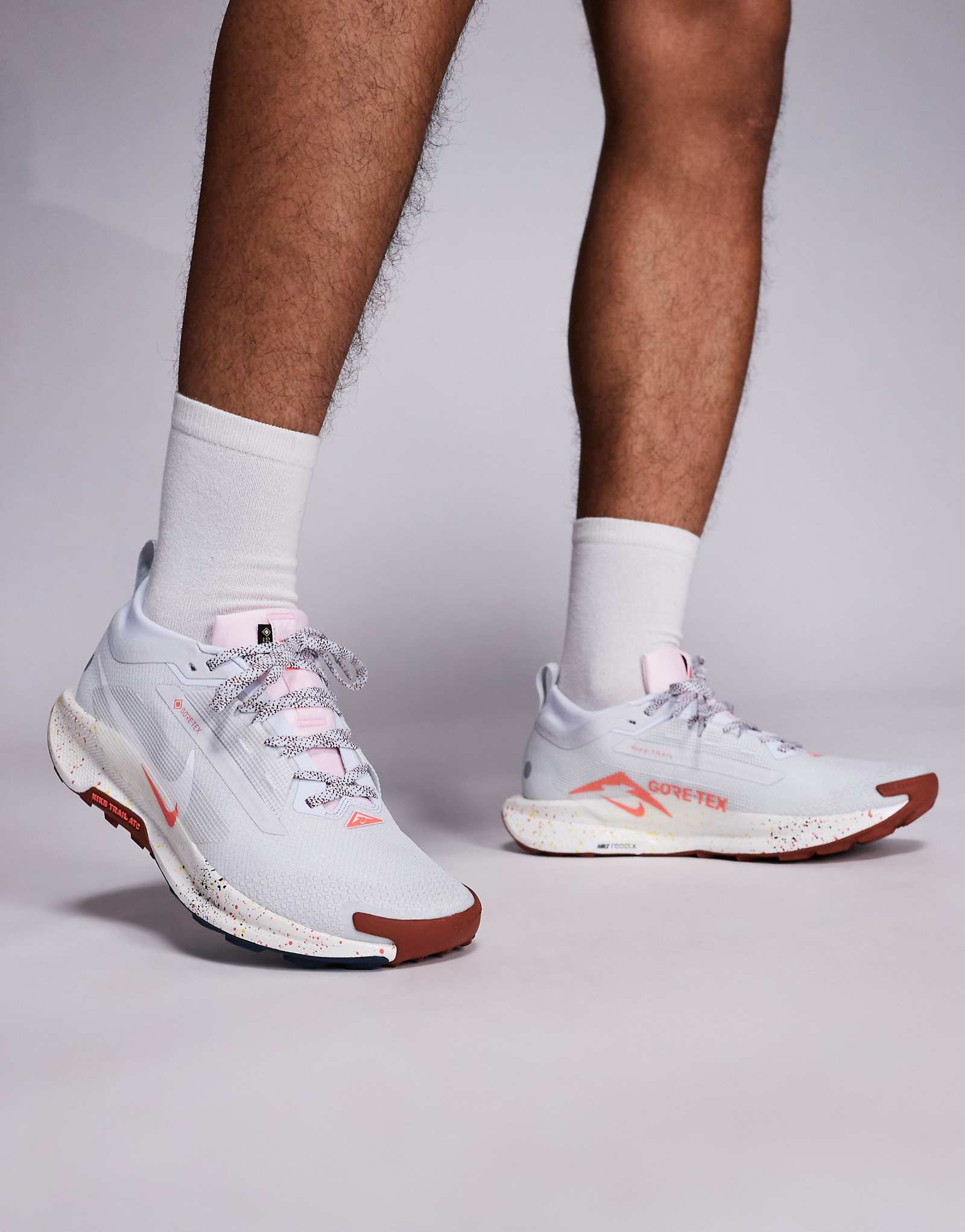 Кроссовки Nike Running Pegasus Trail 5 GORE-TEX белого и оранжевого цветов 32790₽
