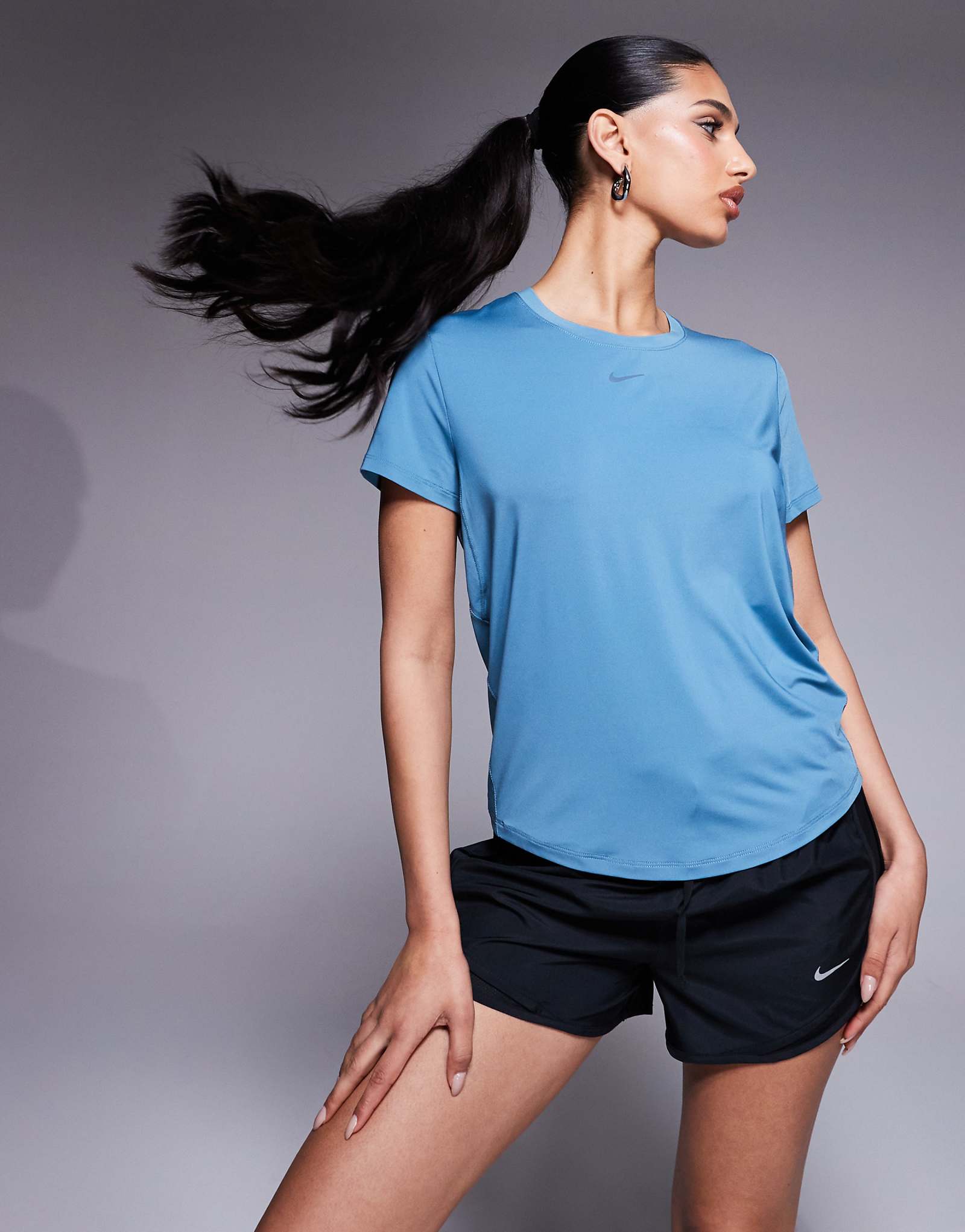 Классическая футболка Nike One Training classic синего цвета 9190₽