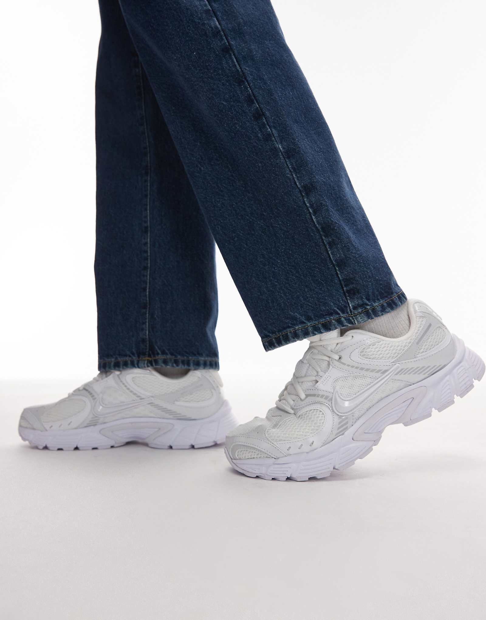 Кроссовки Nike V5 RNR белого и серебристого цветов 17390₽