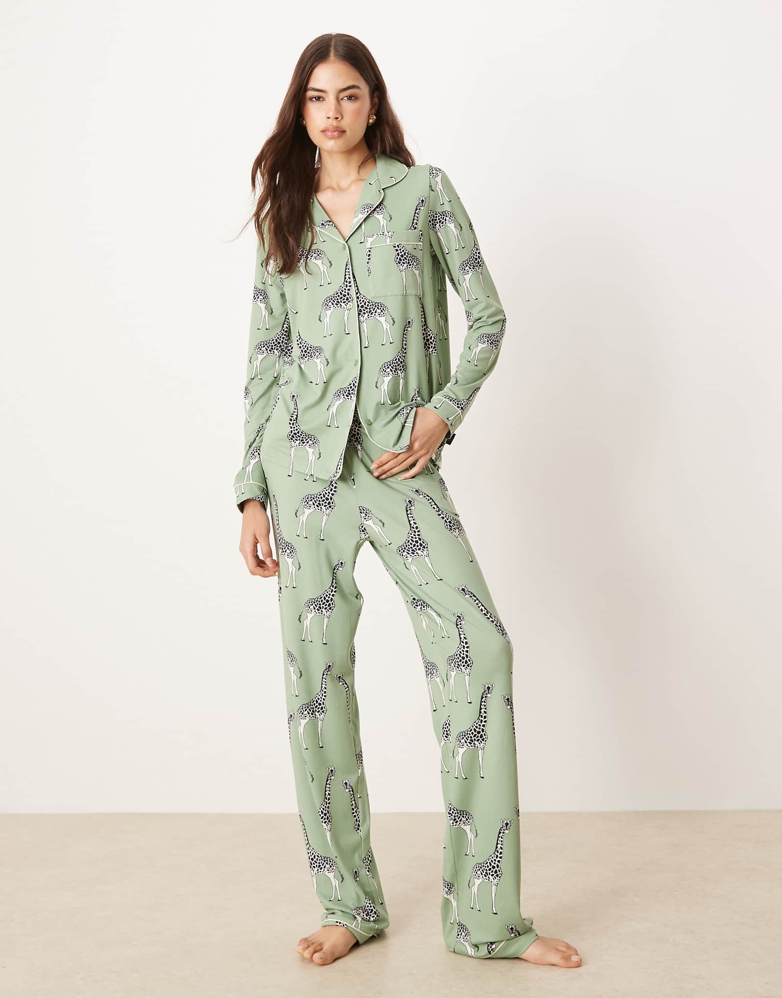 Эксклюзивный пижамный комплект Chelsea Peers Tall с длинными рукавами revere и брюками в стиле шалфей с принтом зеленого жирафа