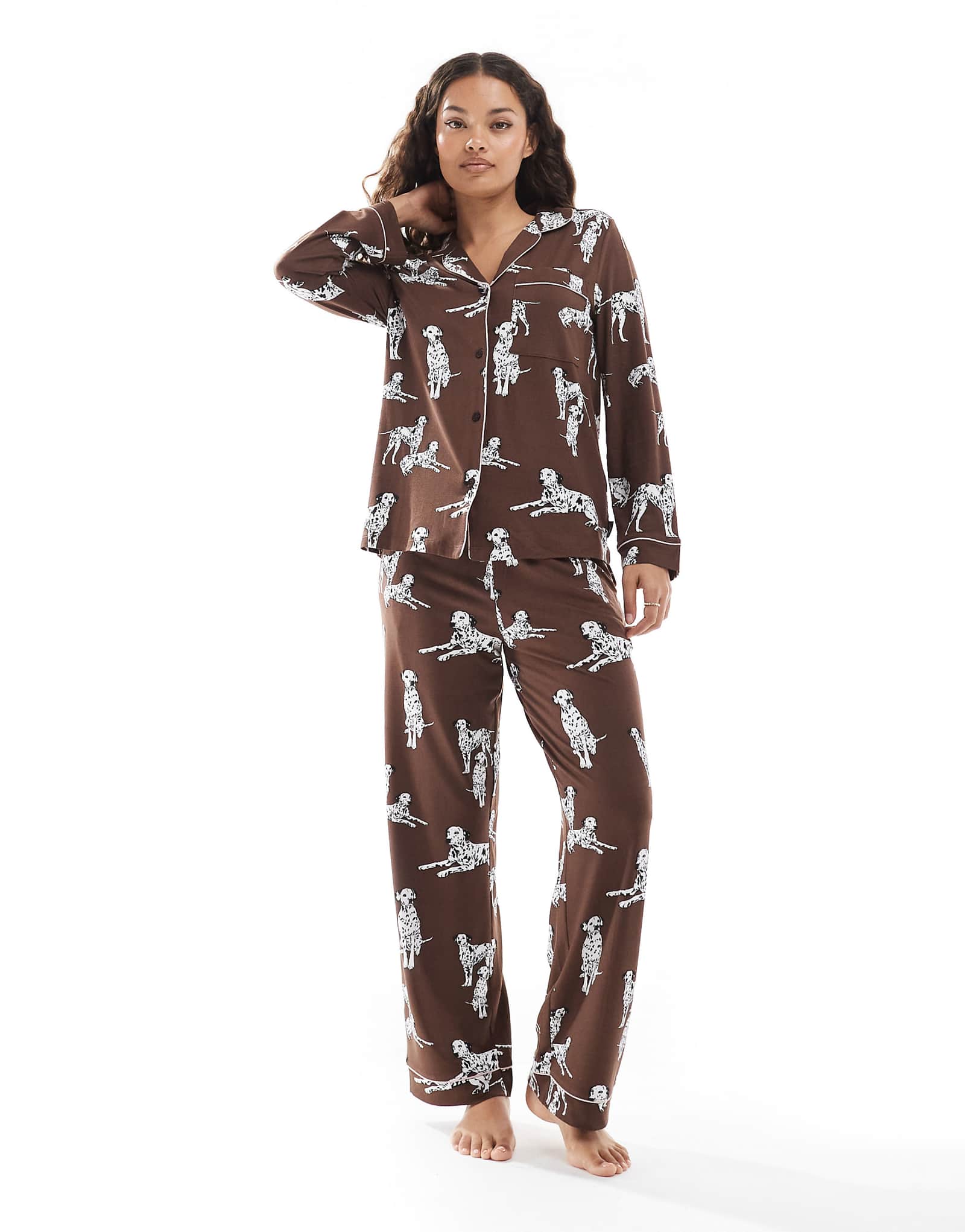 Эксклюзивный пижамный комплект Chelsea Peers Petite Dalmation с длинным рукавом revere top -pants шоколадно-коричневого цвета