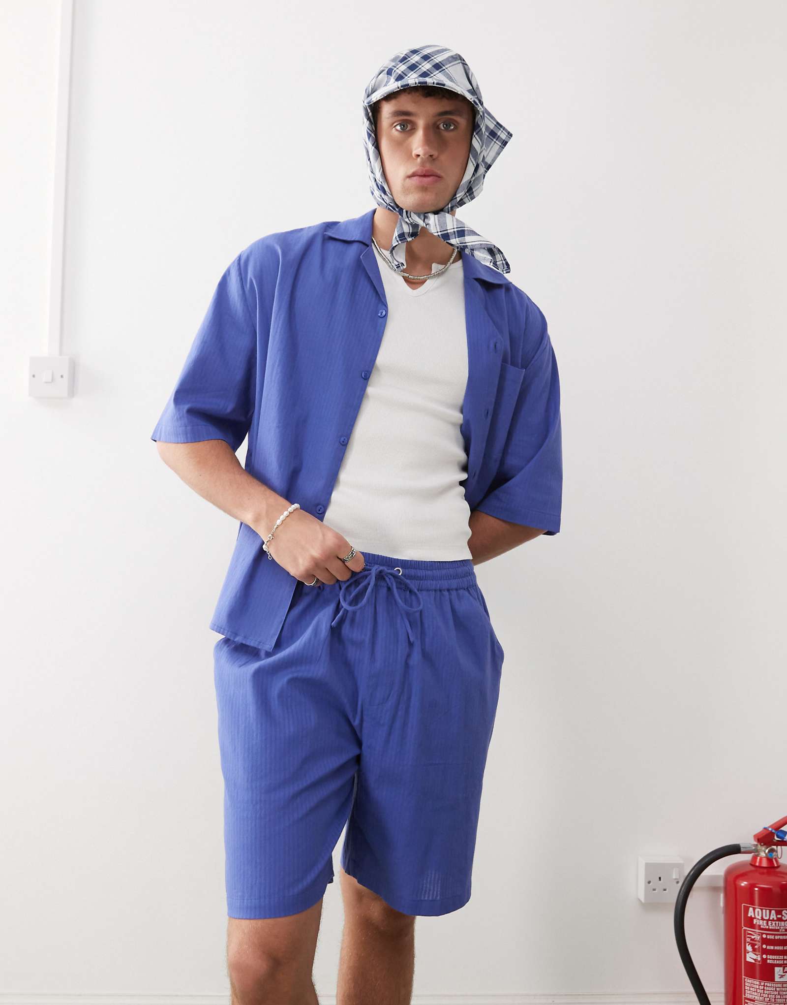 Шорты из текстурированной ткани COLLUSION в синюю полоску 3590₽