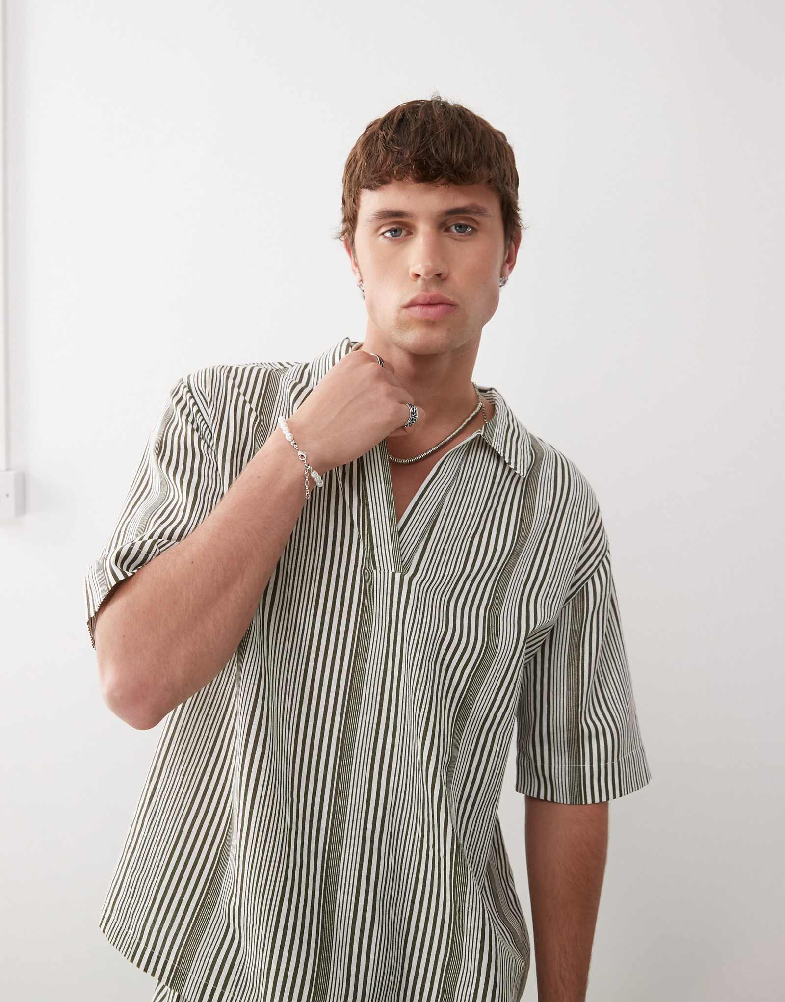 Рубашка с текстурой COLLUSION в кремовую полоску 8190₽