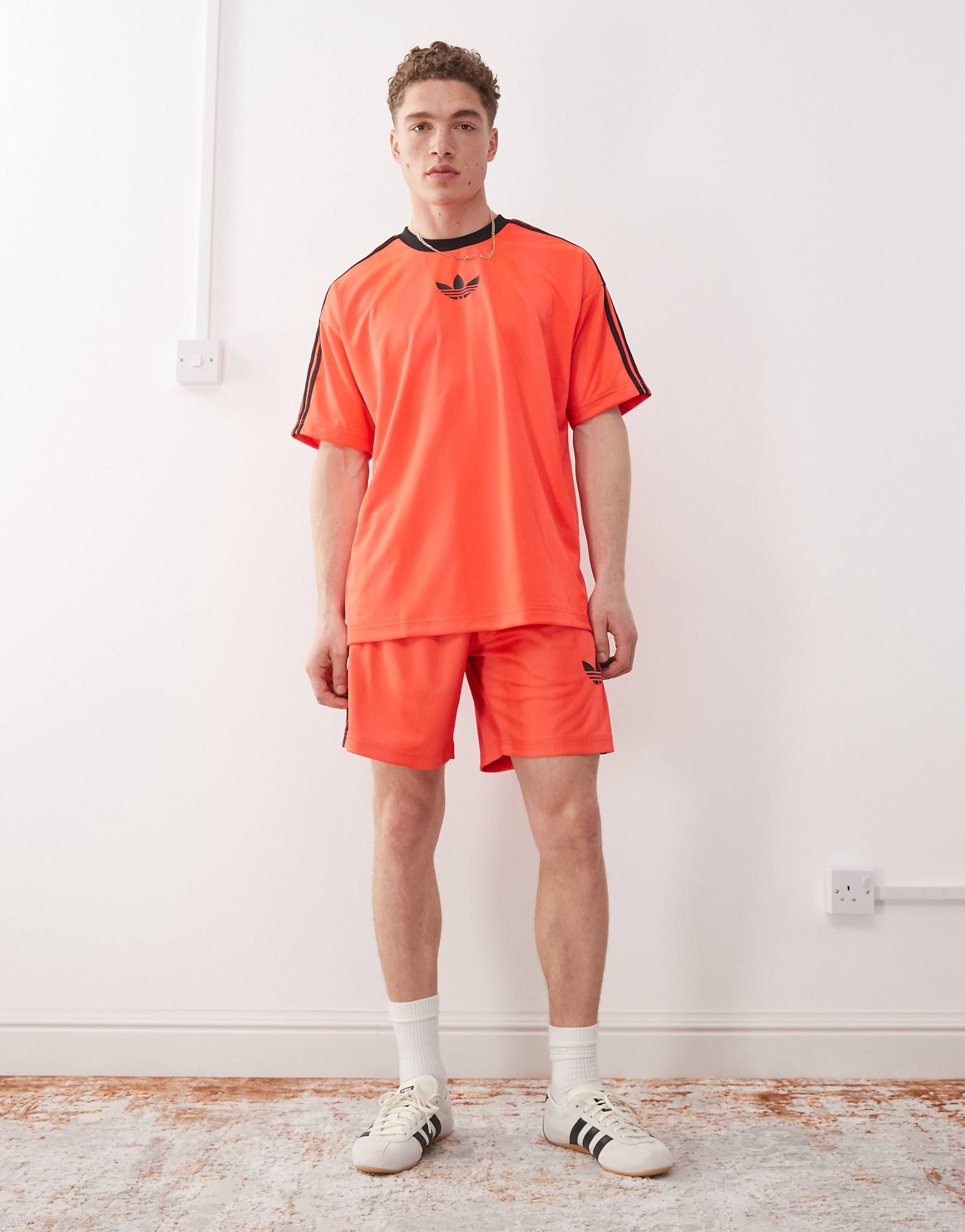 Жаккардовые шорты adidas Originals красного цвета 9190₽