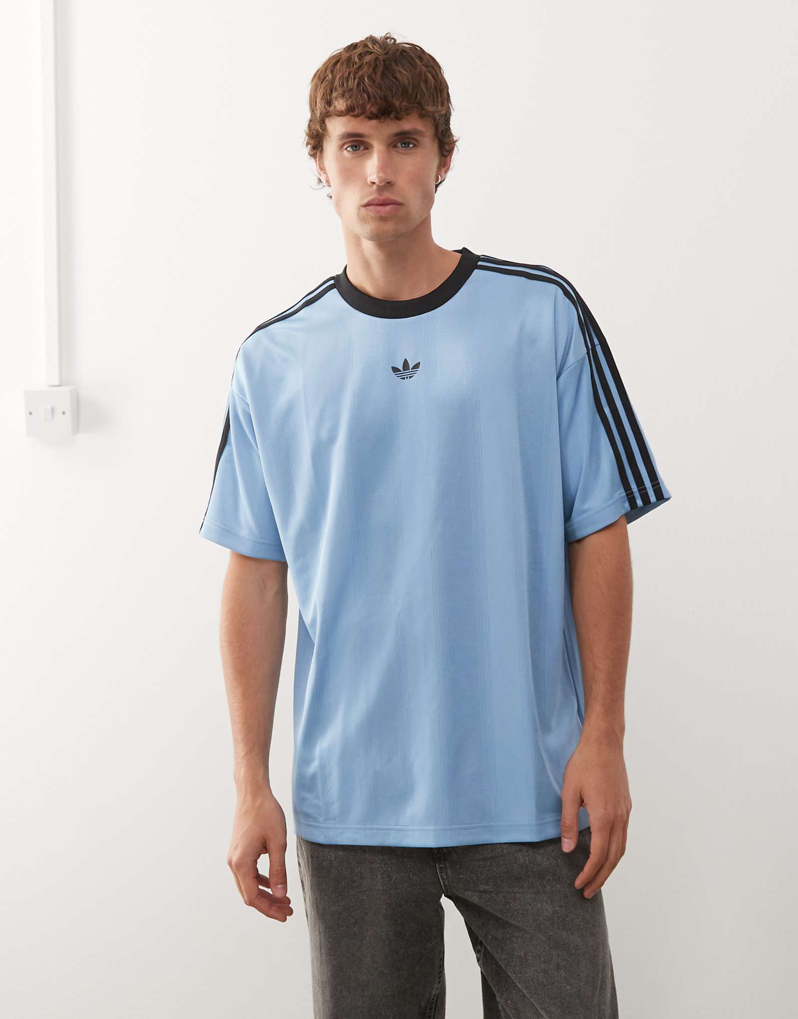 Жаккардовый трикотаж adidas Originals синего цвета 8190₽