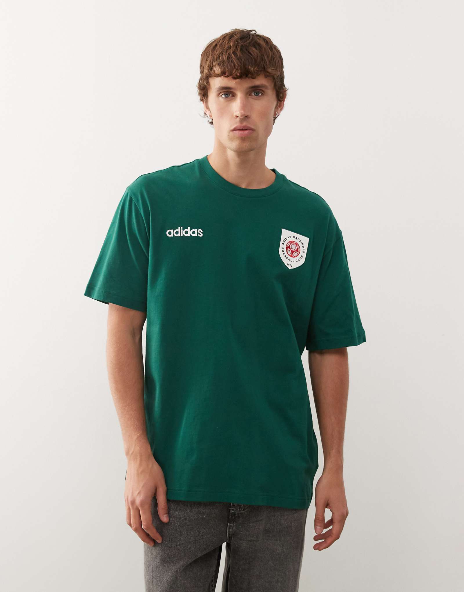 Спортивная футболка adidas Originals темно-зеленого цвета 7090₽