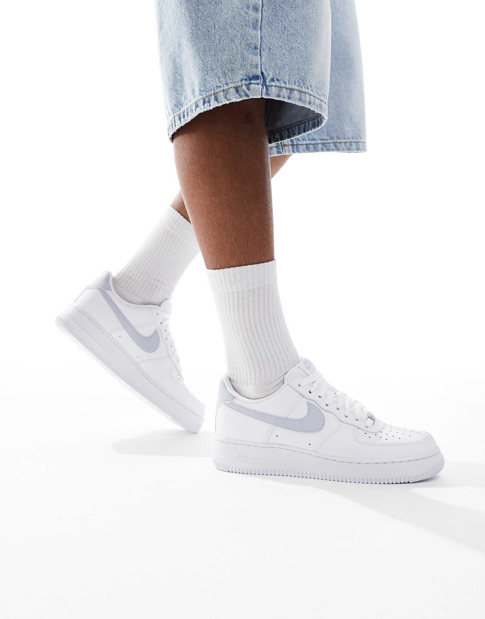 Кроссовки Nike Air Force 1 07 белого и серого цветов 22190₽