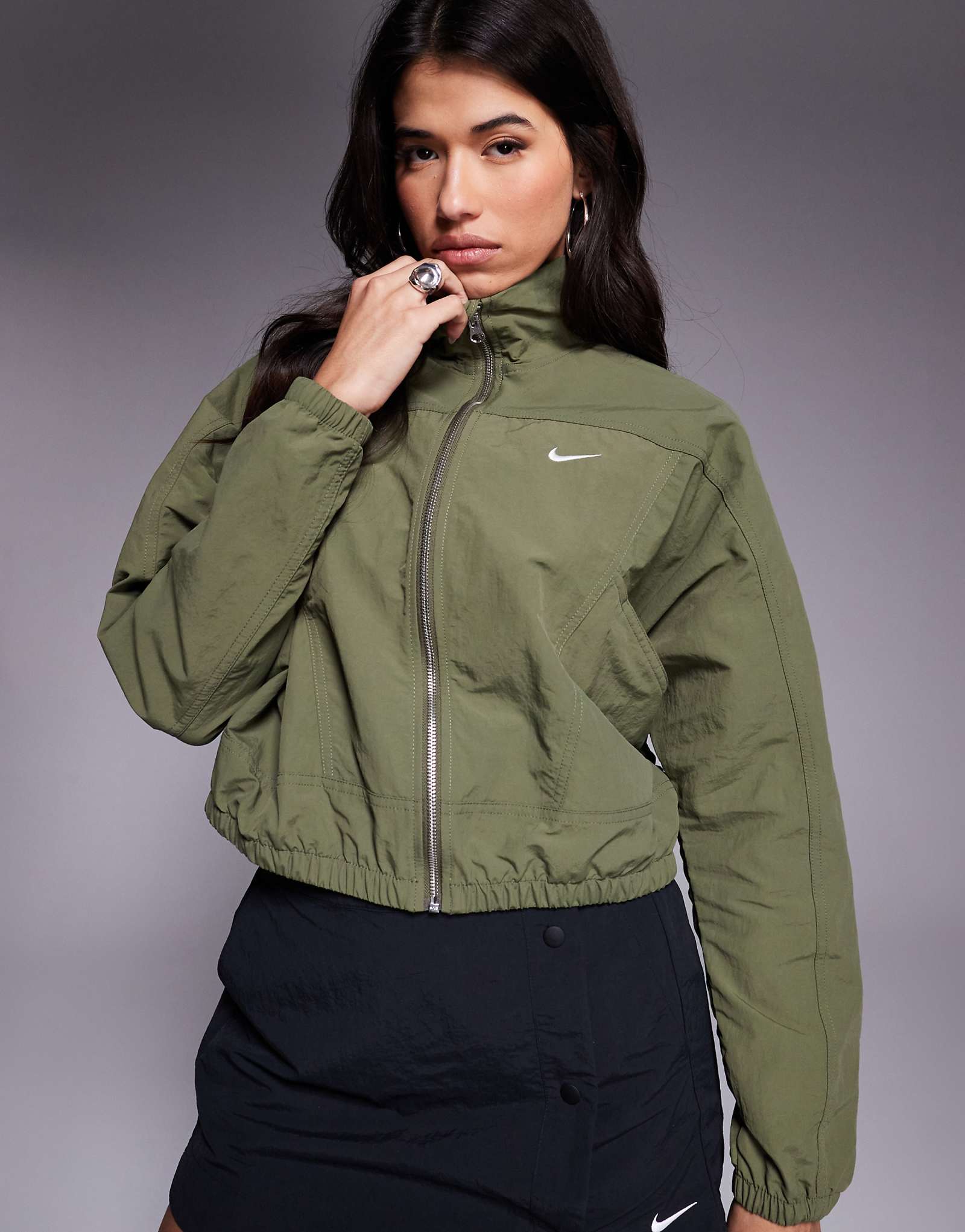 Спортивная куртка Nike Everything из ткани зеленого цвета хаки 18390₽