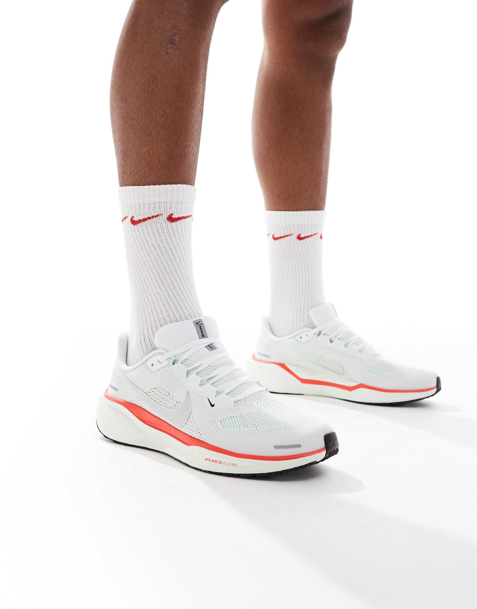 Кроссовки для бега Nike Pegasus 41 белого и зеленого цветов 26990₽
