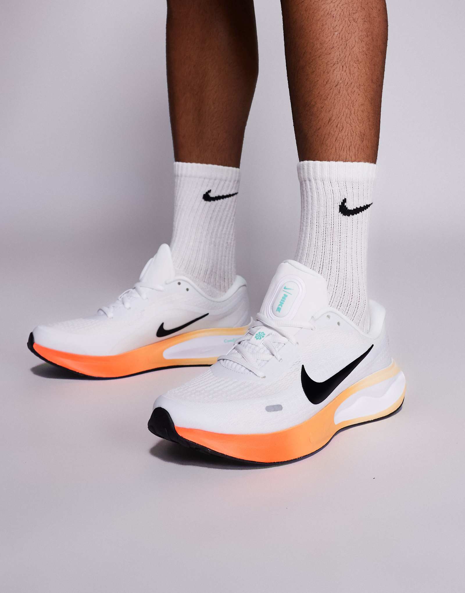 Кроссовки Nike Running Journey Run белого и ярко-оранжевого цветов 18390₽