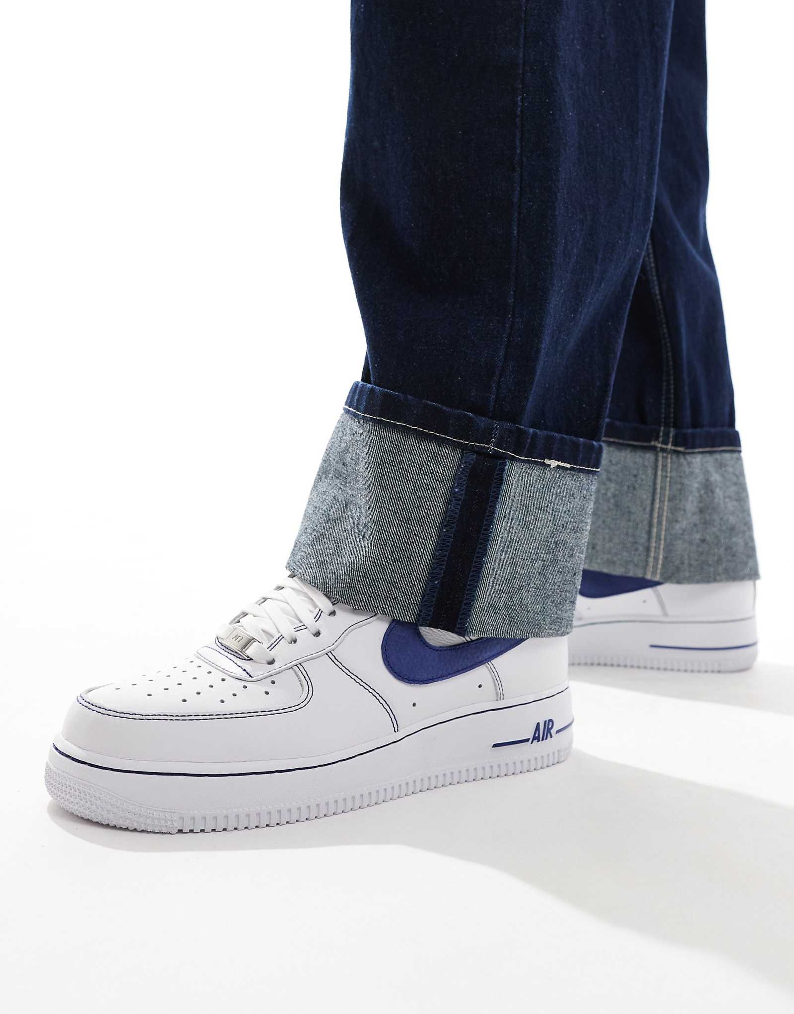 Кроссовки Nike Air Force 1 с контрастной строчкой белого и синего цветов 25490₽