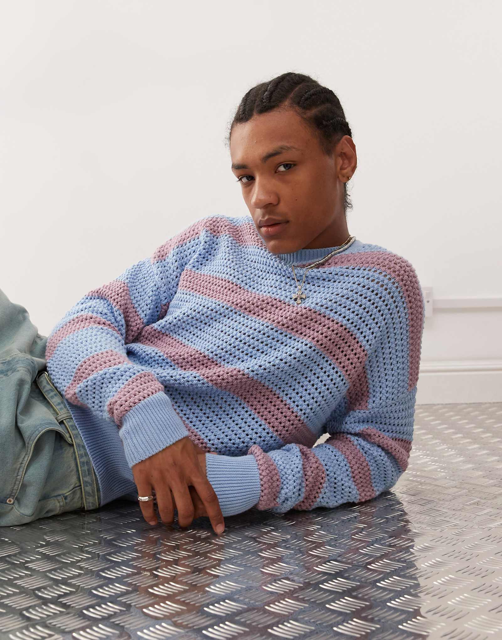 Запрещенный свитер грубой вязки в полоску синего и розового цветов 18390₽