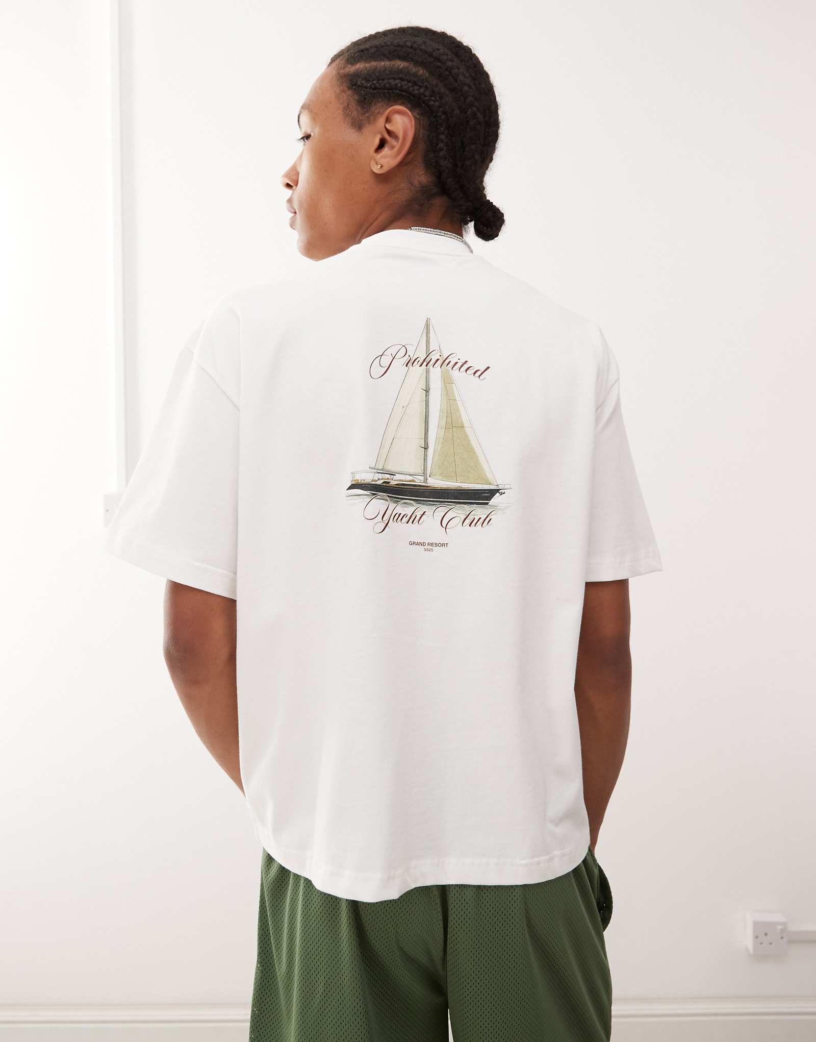 Футболка с изображением запрещенной яхты белоснежного цвета 12790₽
