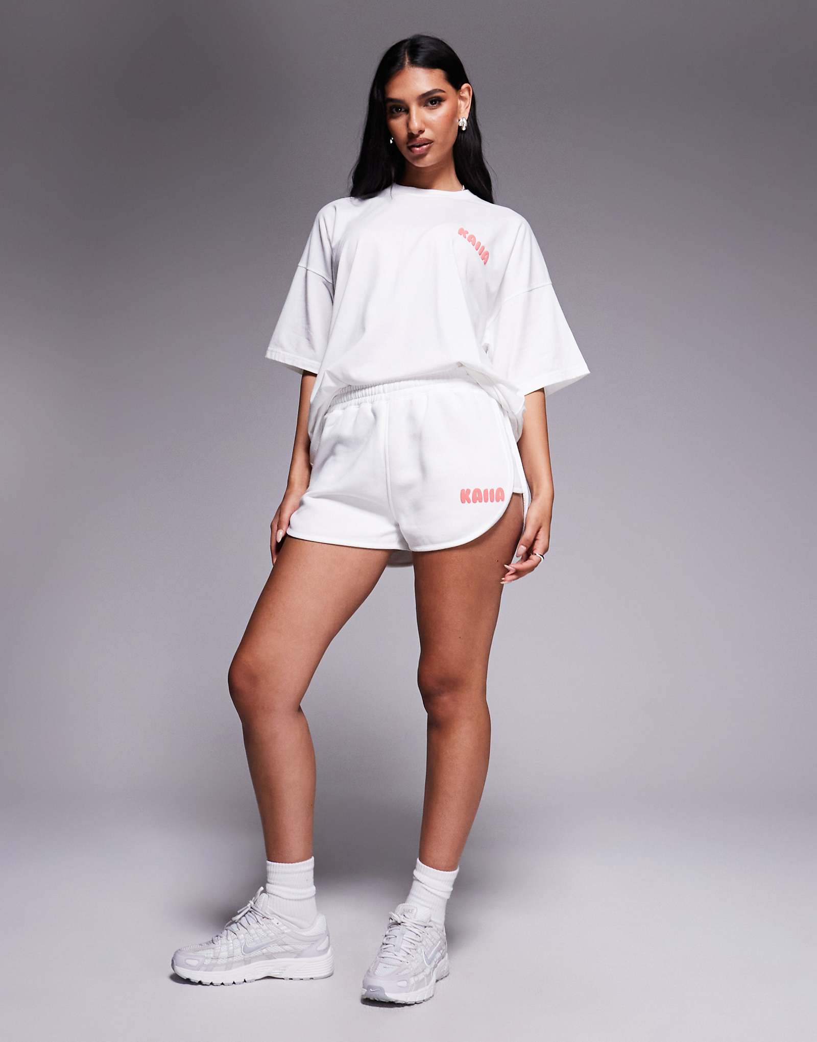 Спортивные мини-шорты с логотипом Kaiia puff белого и красного цветов - часть комплекта 6490₽