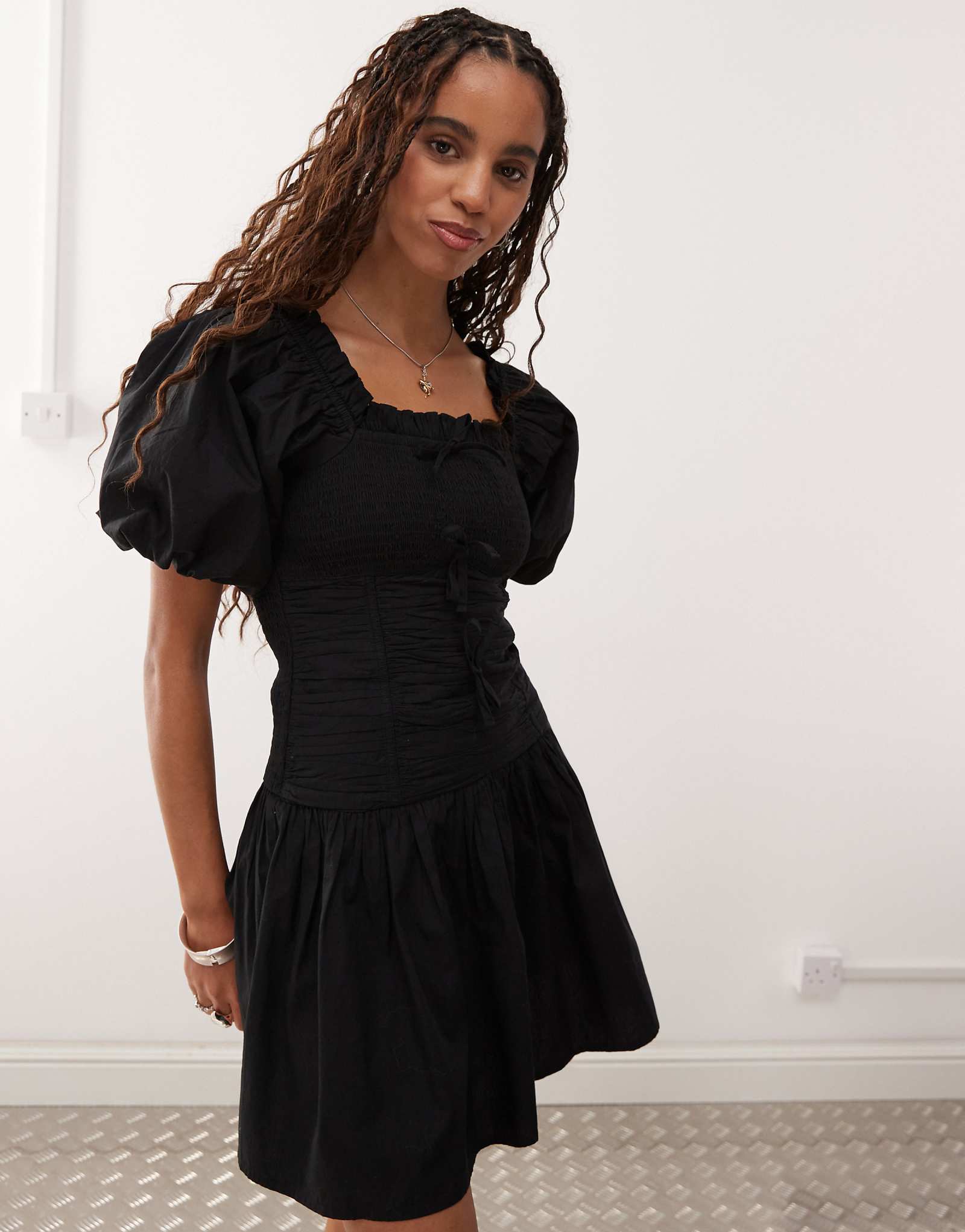 Мини-платье с пышными рукавами и шнуровкой COLLUSION черного цвета 3890₽