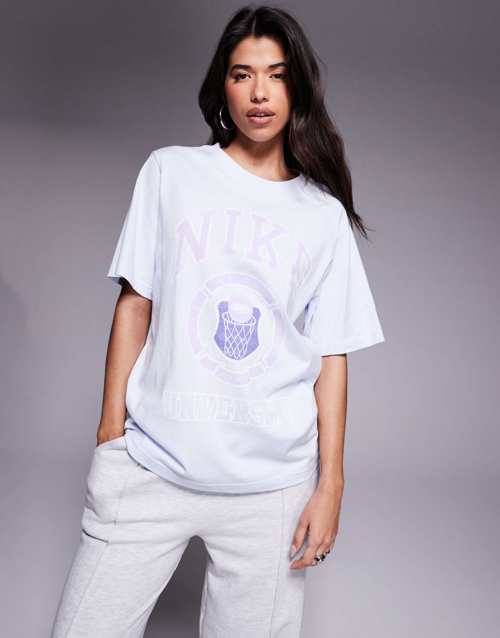 Винтажная футболка Nike с объемным рисунком серого цвета 9190₽