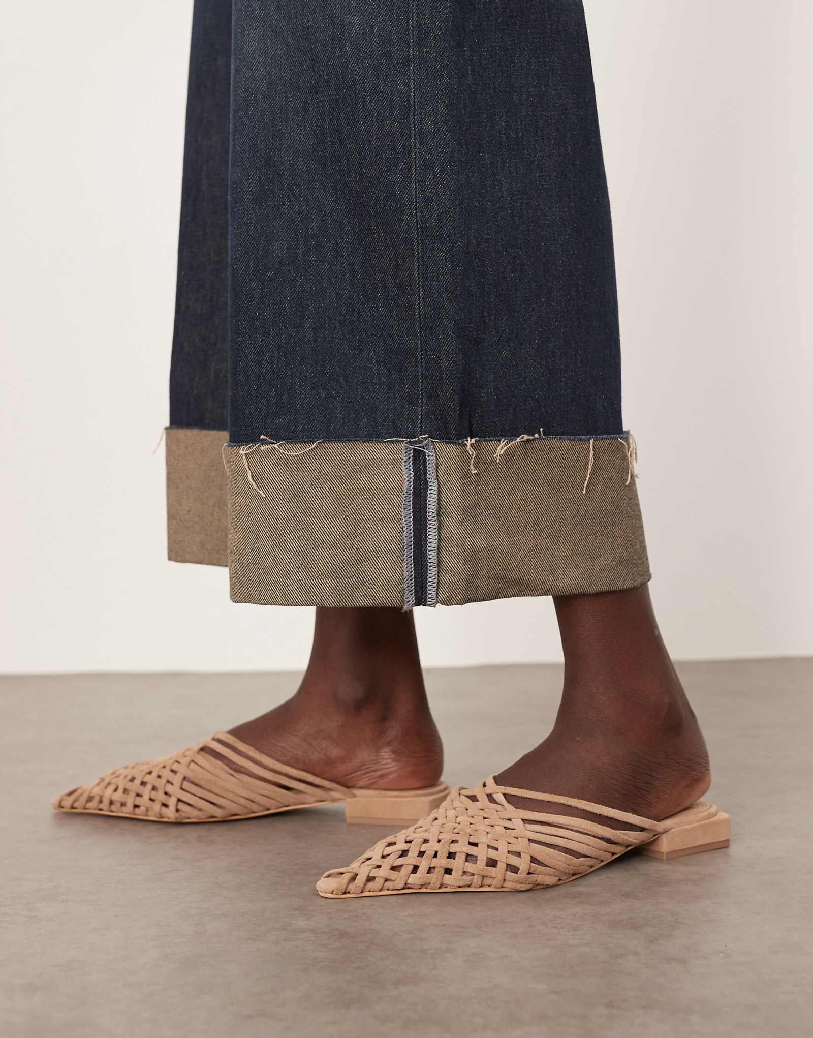 НАДЕНЬТЕ замшевые шлепанцы Zadie премиум-класса на плоской подошве из верблюжьей кожи 24290₽