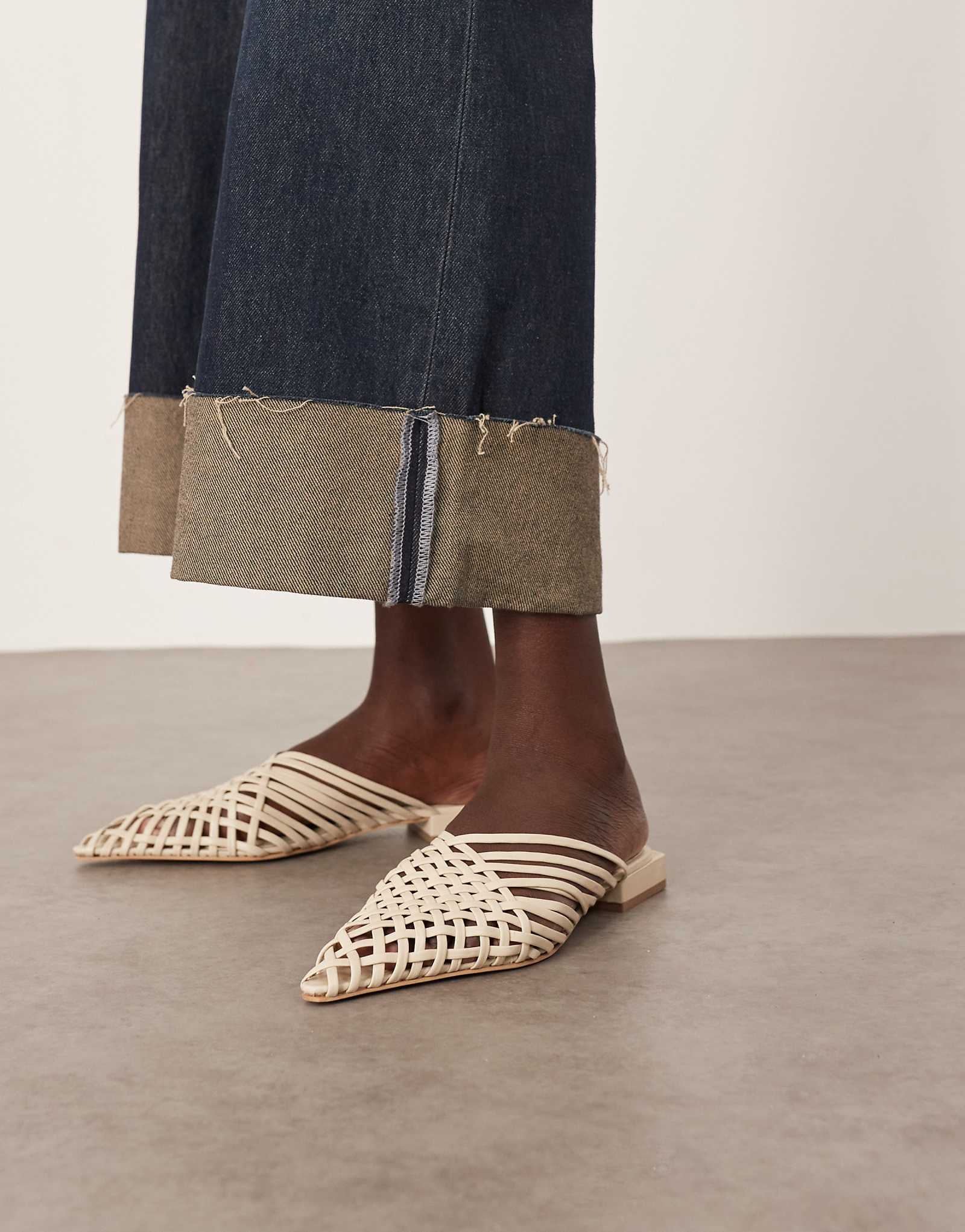 НАДЕНЬТЕ замшевые шлепанцы Zadie премиум-класса на плоской подошве темно-белого цвета 24290₽