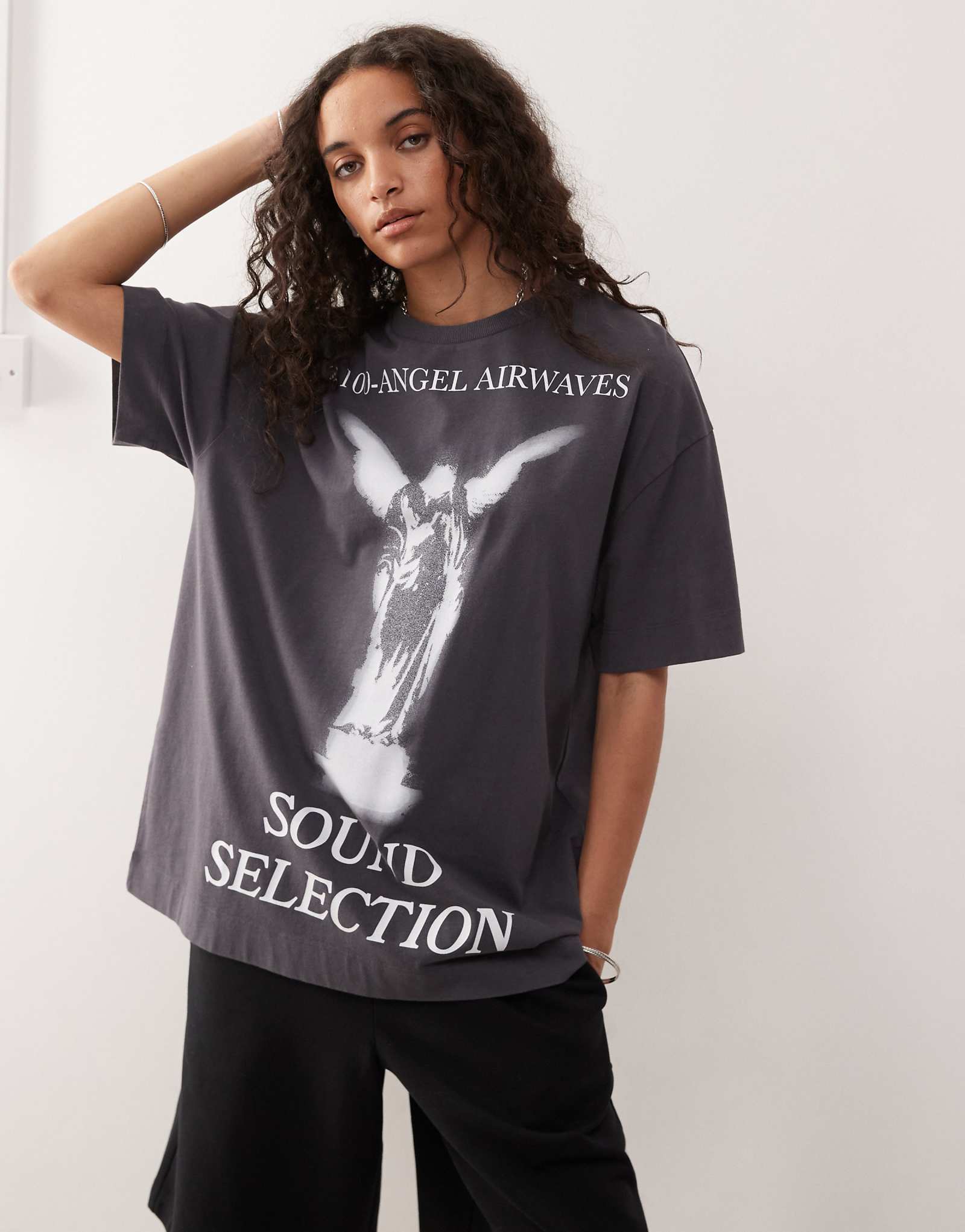 Футболка COLLUSION charcoal angel с графическим рисунком из древесного угля 5690₽