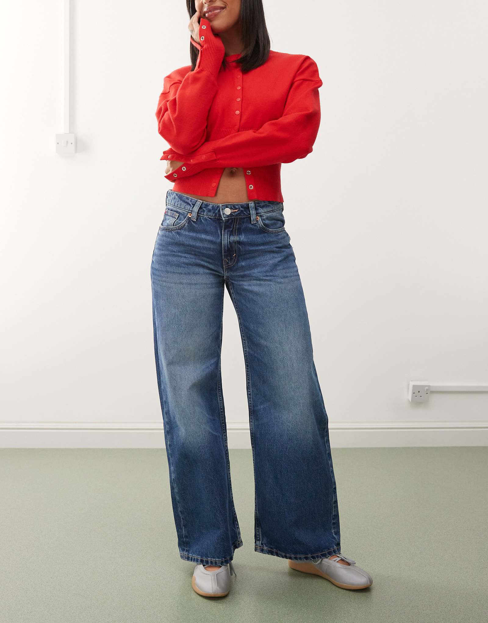 Джинсы Monki Imoo с заниженной талией и широкими штанинами средне-синего цвета постиранные 14290₽