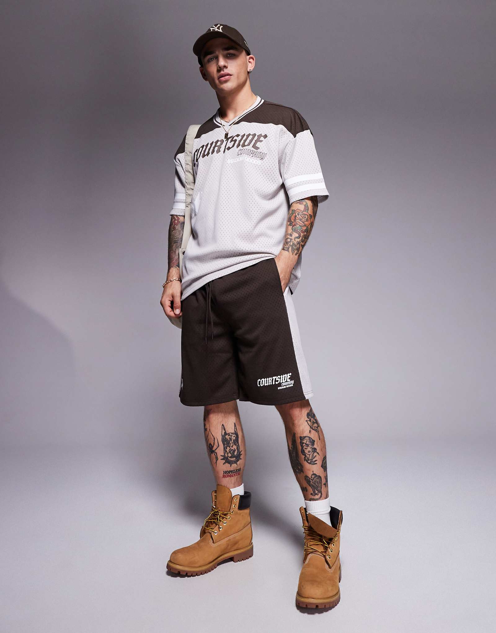 Шорты свободного кроя с контрастной вставкой коричневого цвета, украшенные спортивным логотипом Courtside
