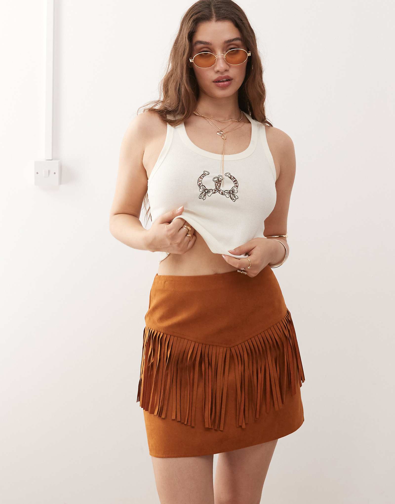 Мини-юбка из замши коричневого цвета на фестивале мисс Селфридж 10790₽