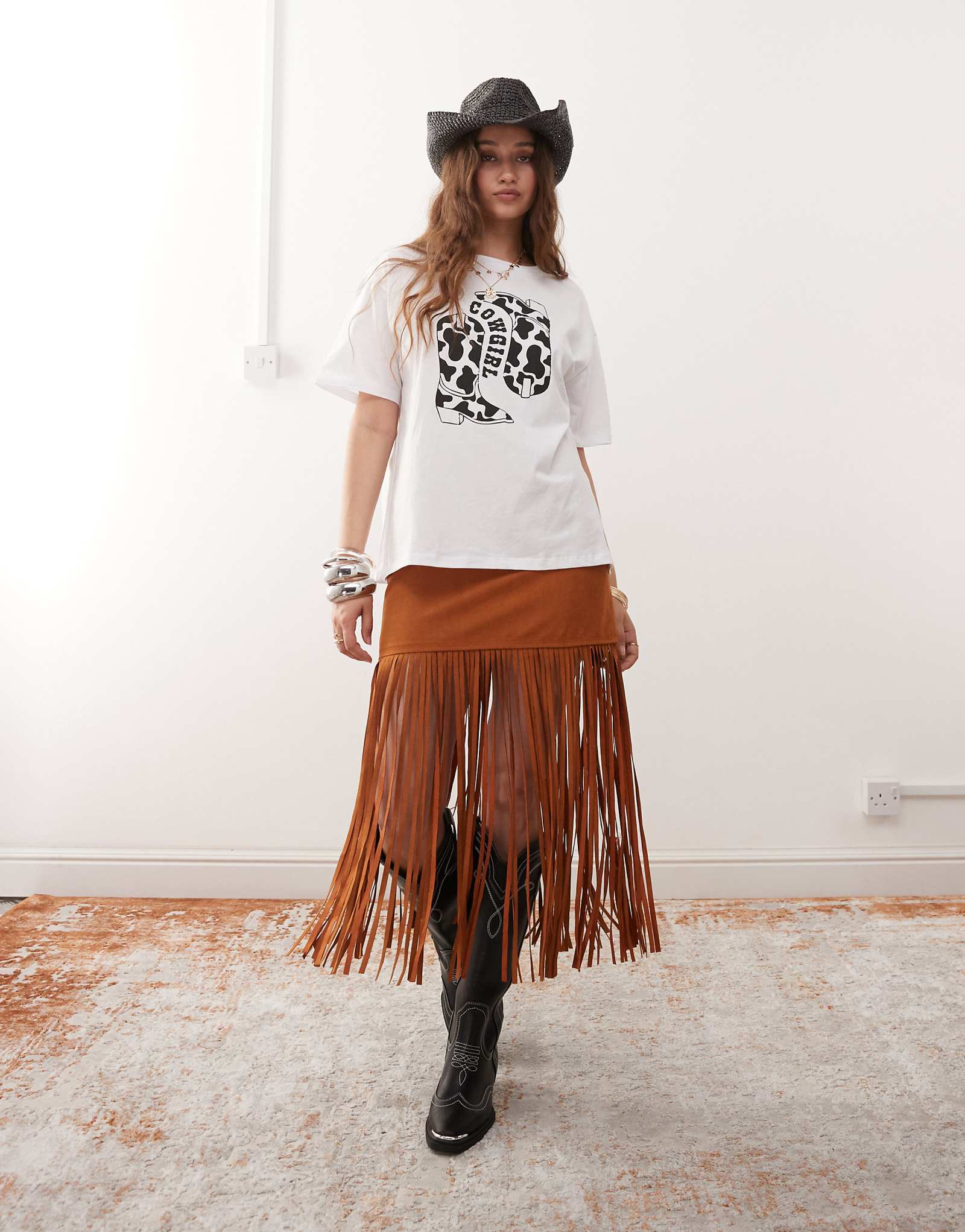 Коричневая юбка с бахромой из замши на фестивале мисс Селфридж