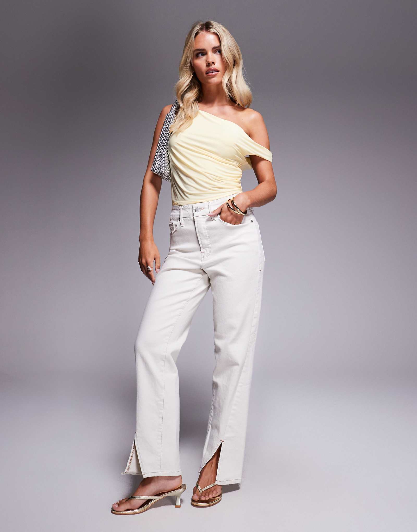 Хорошие американские джинсы с узкими прямыми штанинами жемчужного цвета