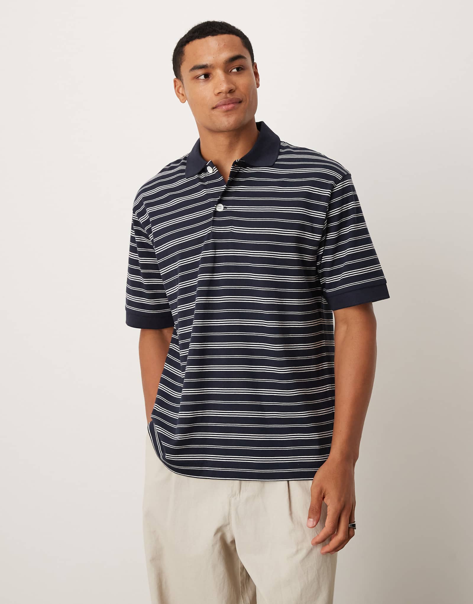 Рубашка поло ARKET из чистого хлопчатобумажного джерси с коротким рукавом в синюю полоску 14090₽