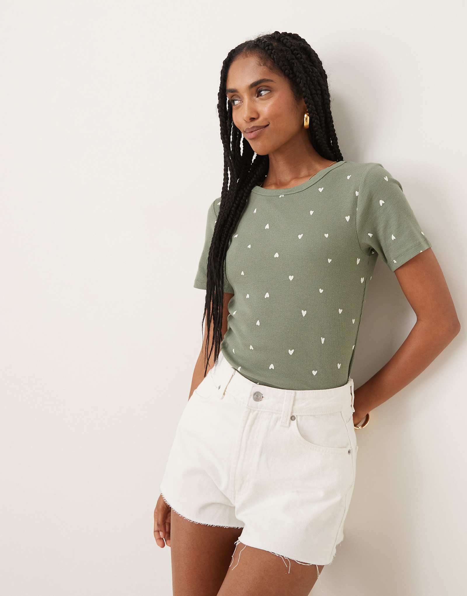 Футболка в рубчик с принтом JDY в виде сердечек зеленого цвета хаки 5490₽