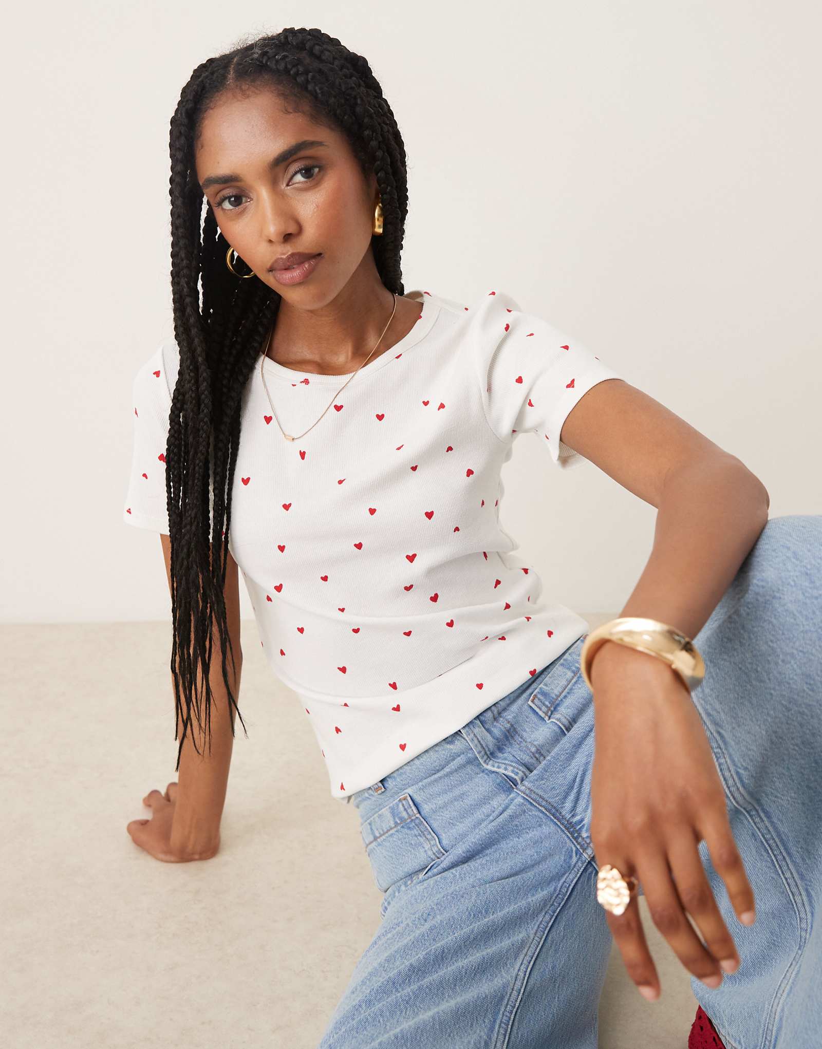 Белая футболка в рубчик с принтом в виде красных сердечек от JDY на всем протяжении 5490₽