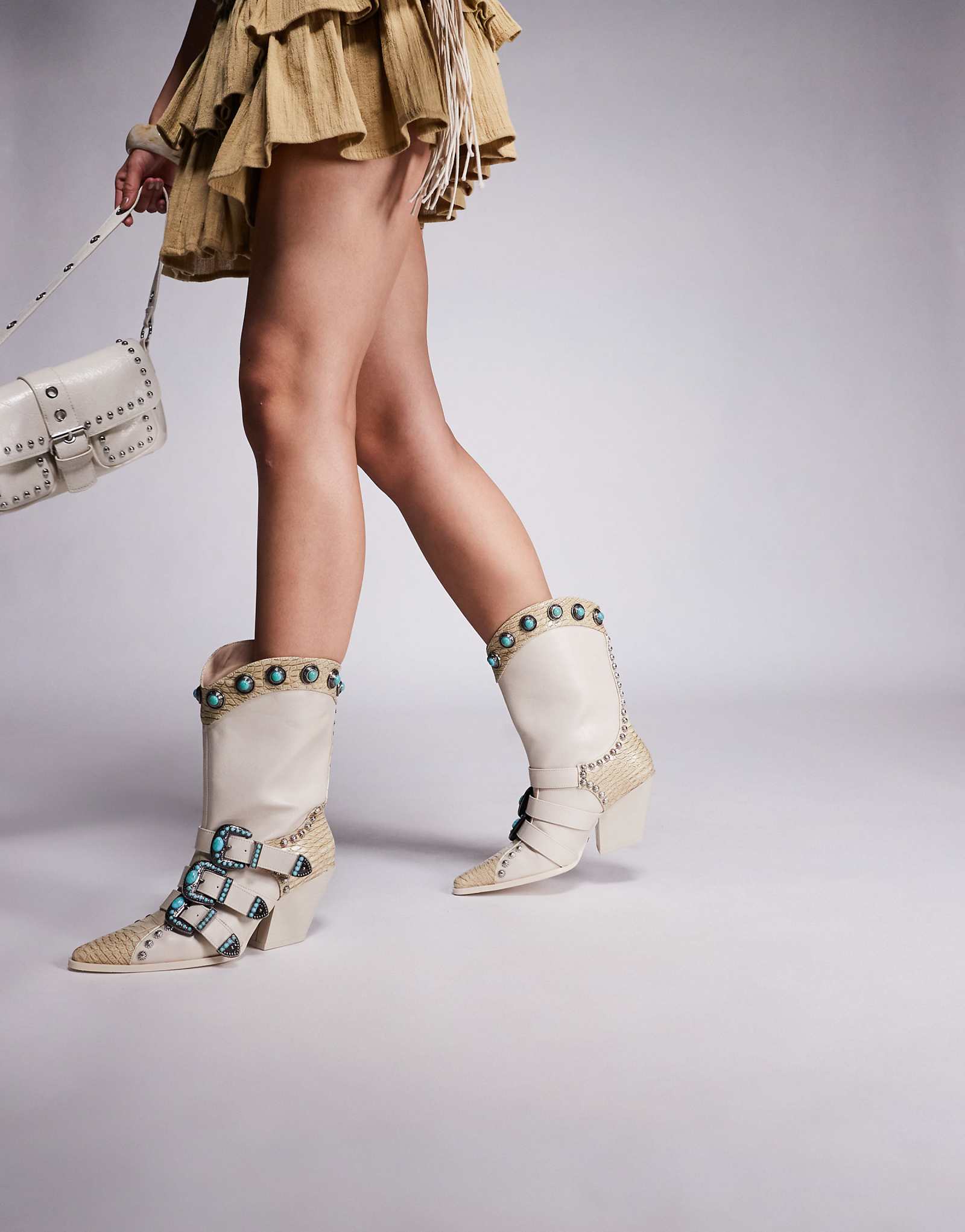 Бежевые сапоги в западном стиле Azalea Wang Balmoral с заклепками и пряжками