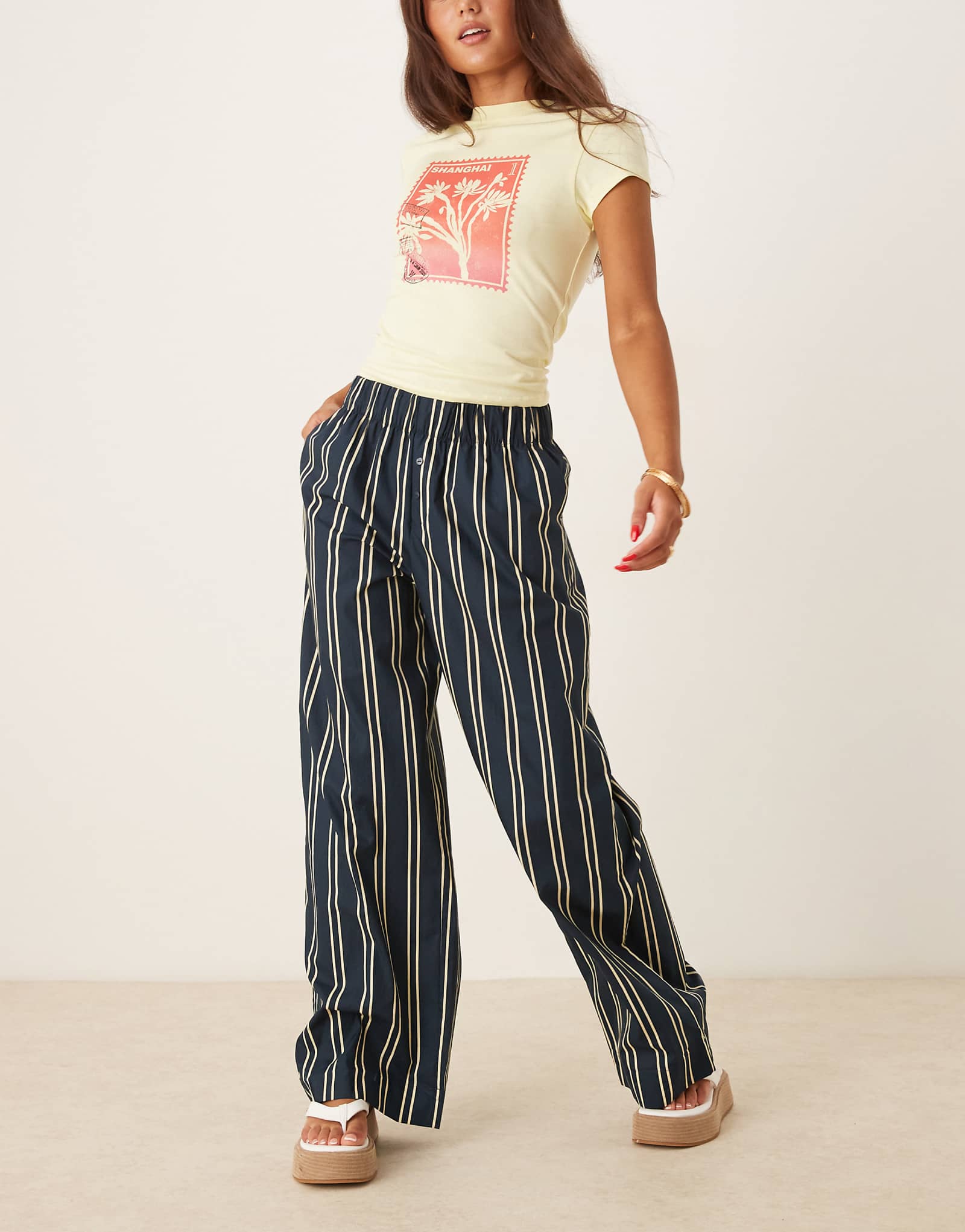 Широкие попли брюки-боксеры в темно-синюю и кремовую полоску