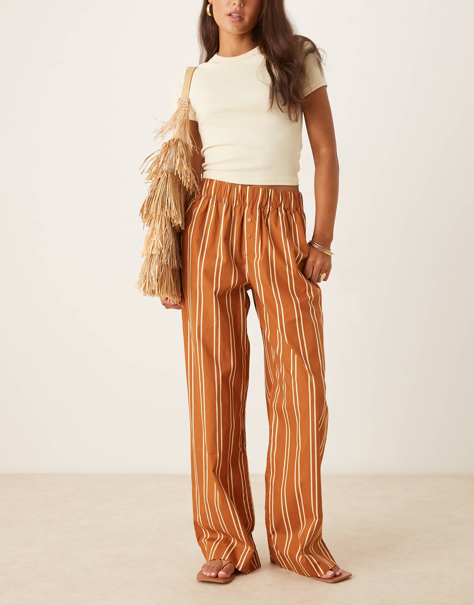 Широкие попли брюки-боксеры в карамельную и кремовую полоску