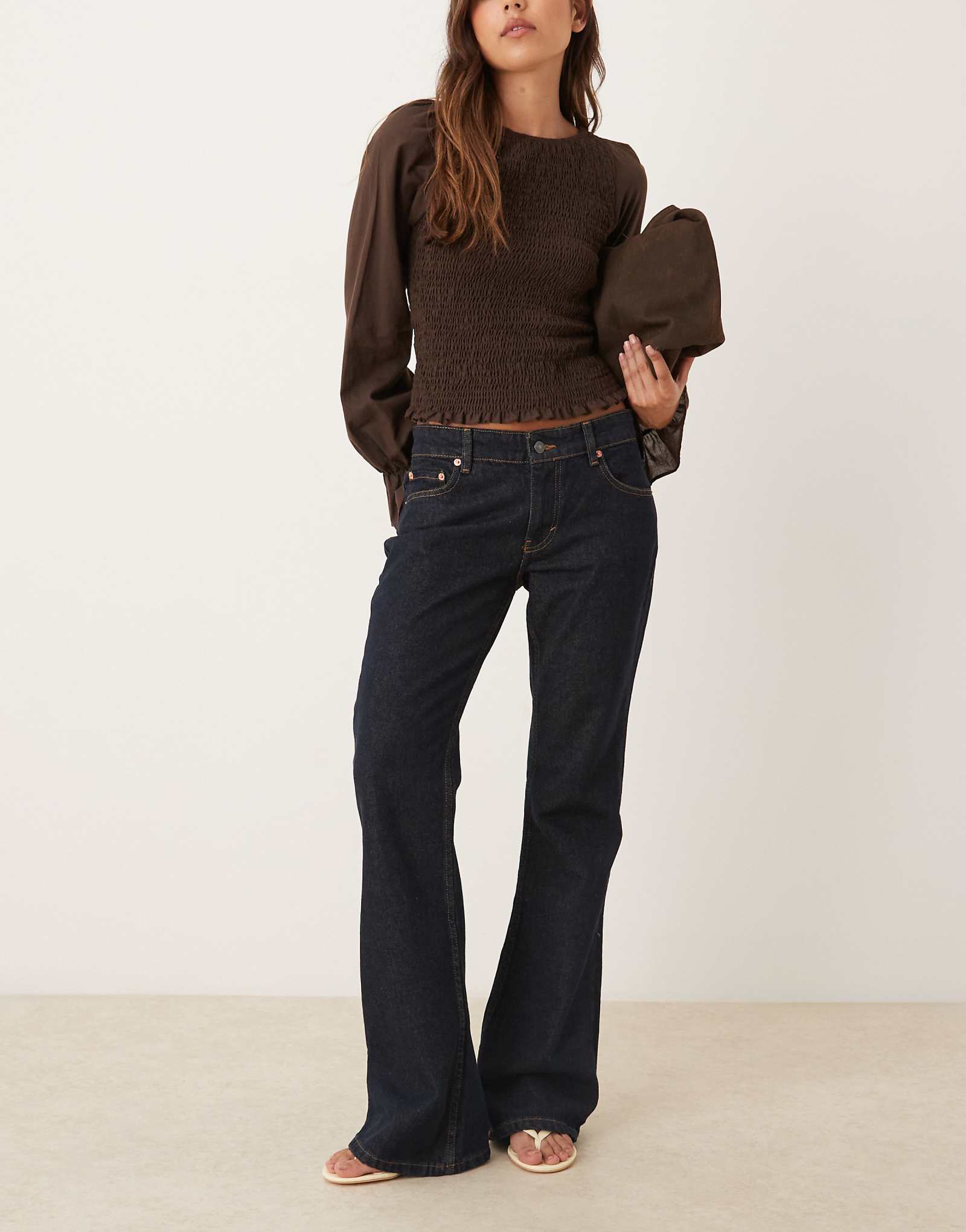 Жесткие расклешенные джинсы Motel с низкой посадкой цвета индиго 19990₽