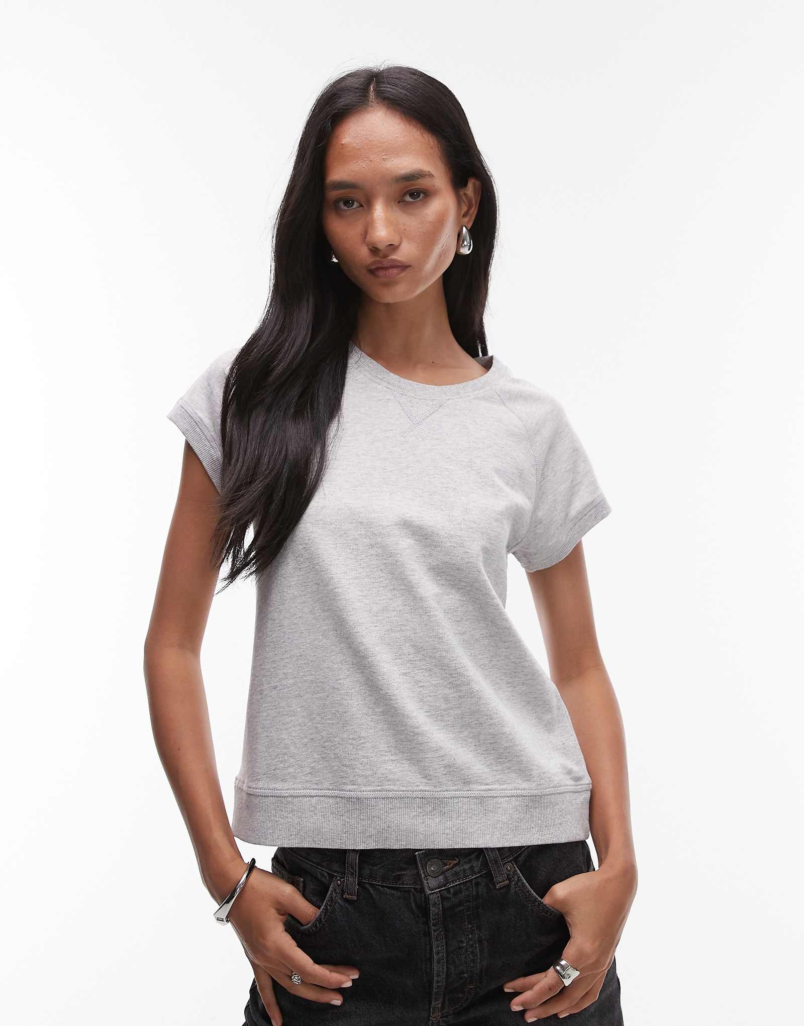 Легкая приталенная футболка-свитшот ARKET из плотной ткани с коротким рукавом цвета вереска серого цвета 10390₽