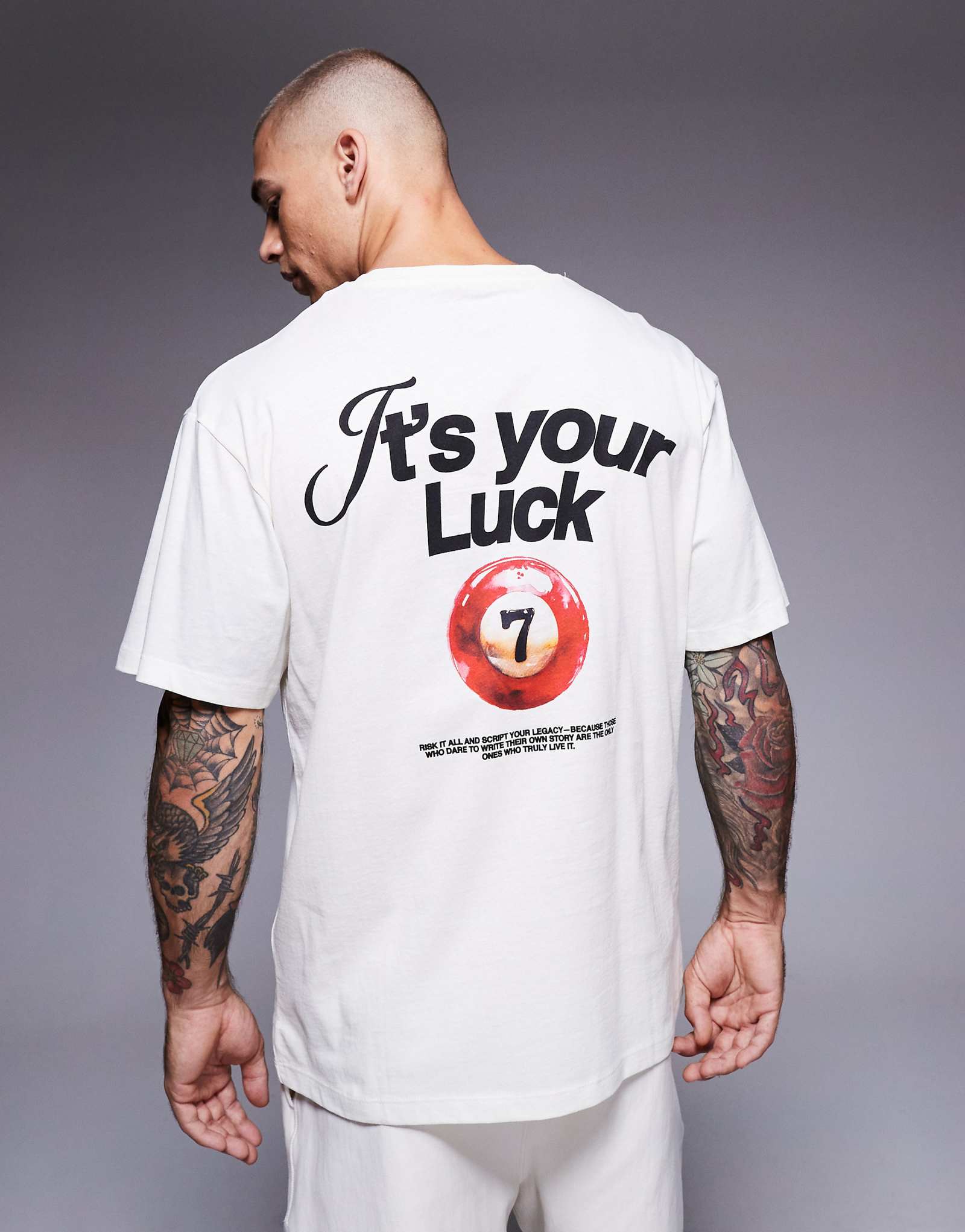 Футболка ADPT оверсайз кремового цвета с рисунком 7ball 5890₽