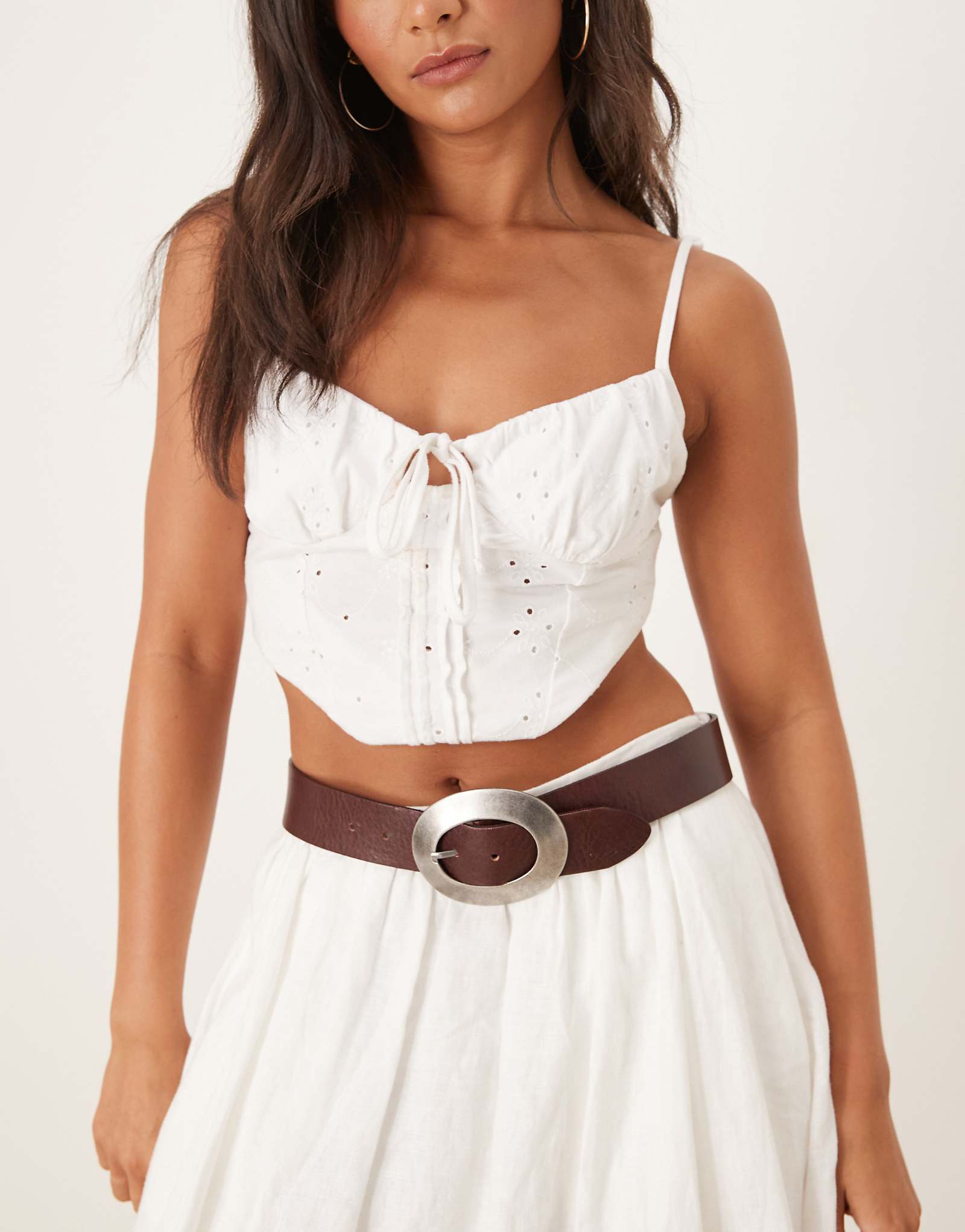 Кожаный ремень с овальной пряжкой в стиле ретро Mango коричневого цвета 12290₽