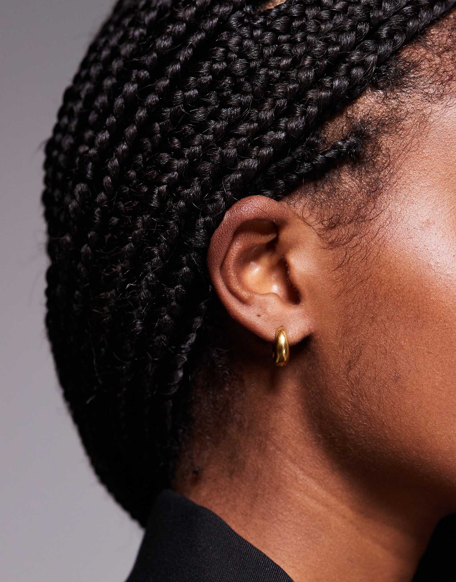 Золотые серьги-кольца huggie hoop из нержавеющей стали Kaiia 4290₽