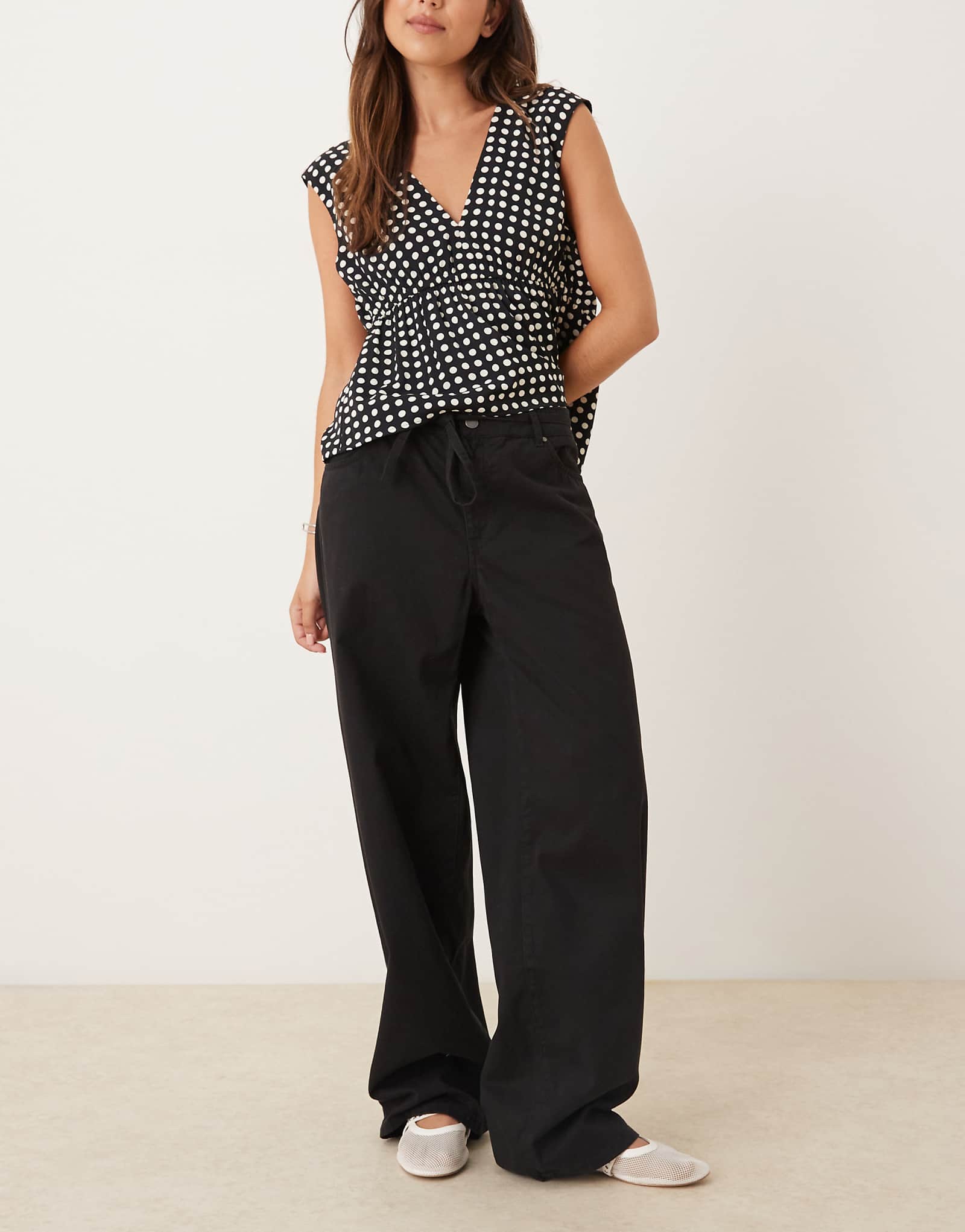 Широкие брюки с завязками JDY черного цвета 10390₽