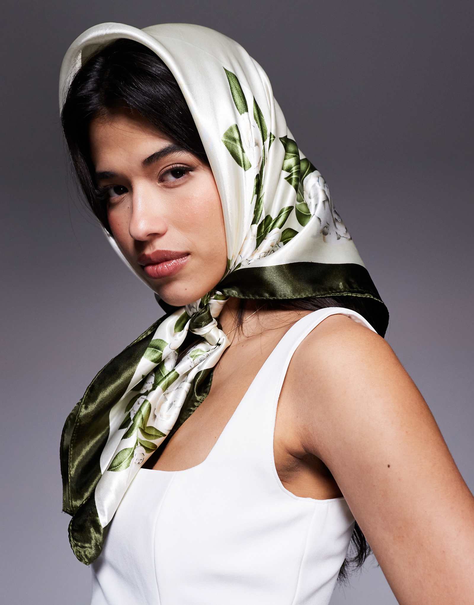 Атласный головной платок Kaiia в оливково-кремовых тонах с цветочным рисунком 5290₽