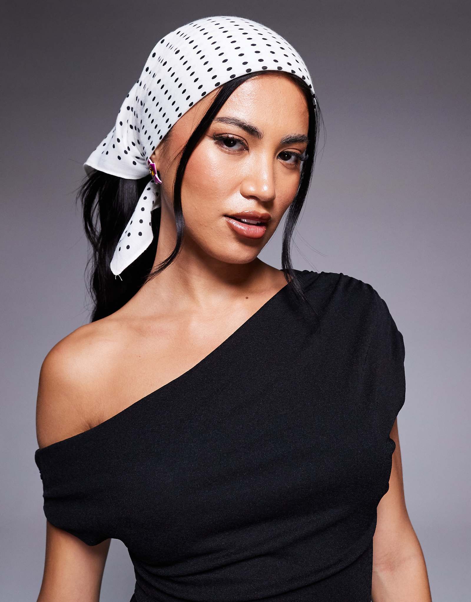 Атласный головной платок Kaiia в белый горошек 5290₽