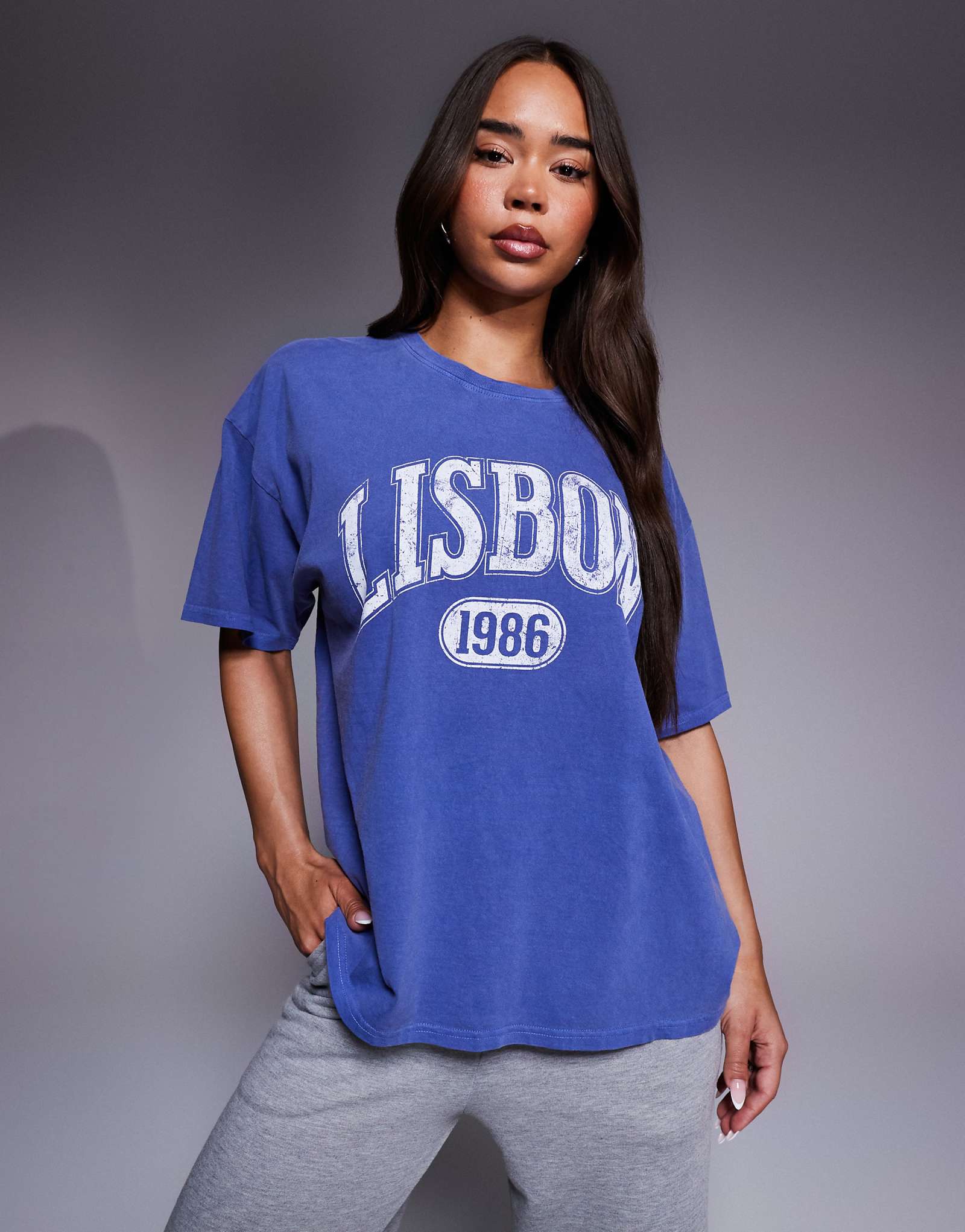 Эксклюзивная футболка оверсайз с графическим принтом Kaiia exclusive cotton rich Lisbon цвета кобальт 7590₽