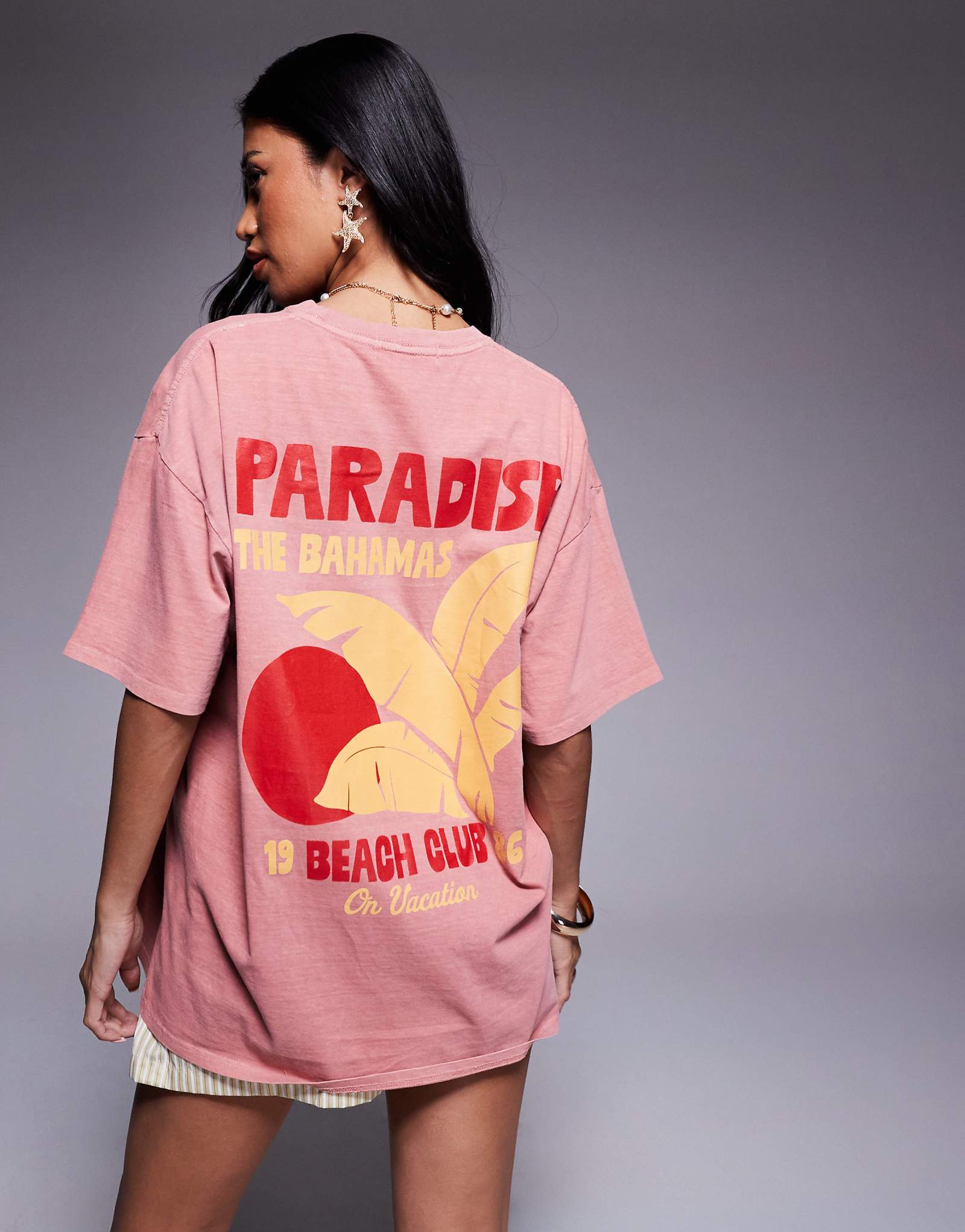 Эксклюзивная хлопковая футболка оверсайз с контрастным рисунком на Багамах от Kaiia оранжевого цвета 7590₽