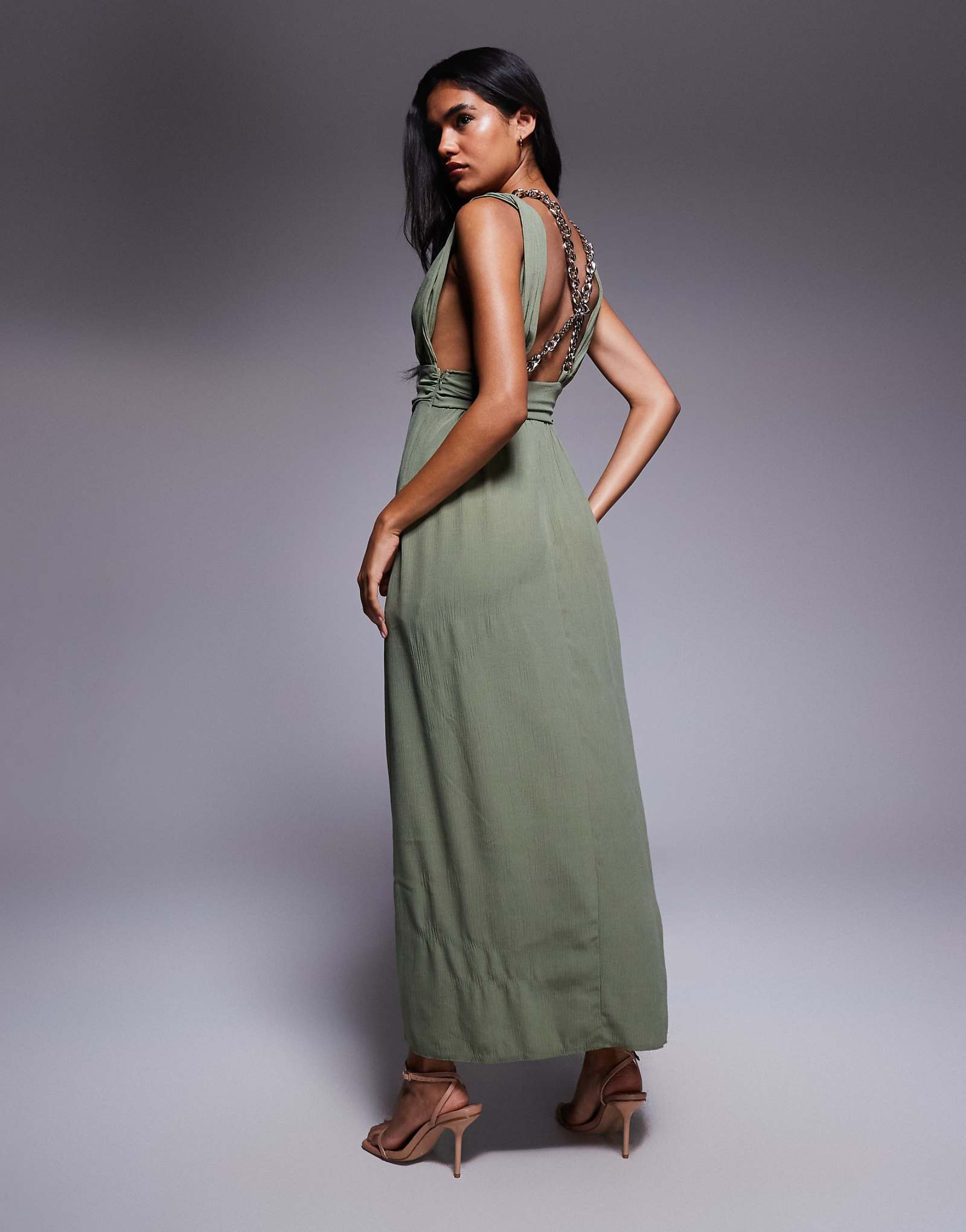 Модное макси-платье с заниженными плечами зеленого цвета хаки