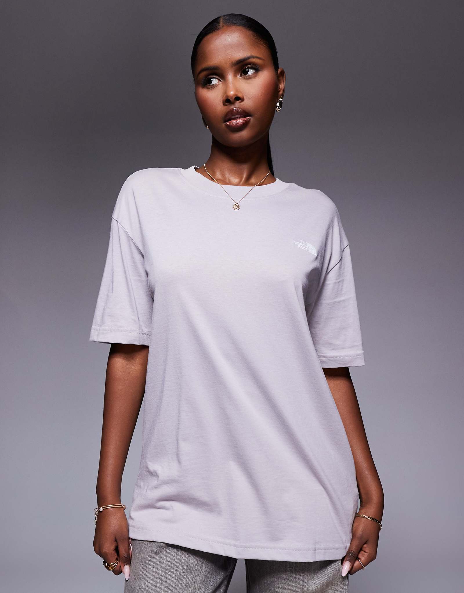 Футболка оверсайз The North Face Evolution темно-серого цвета 7090₽