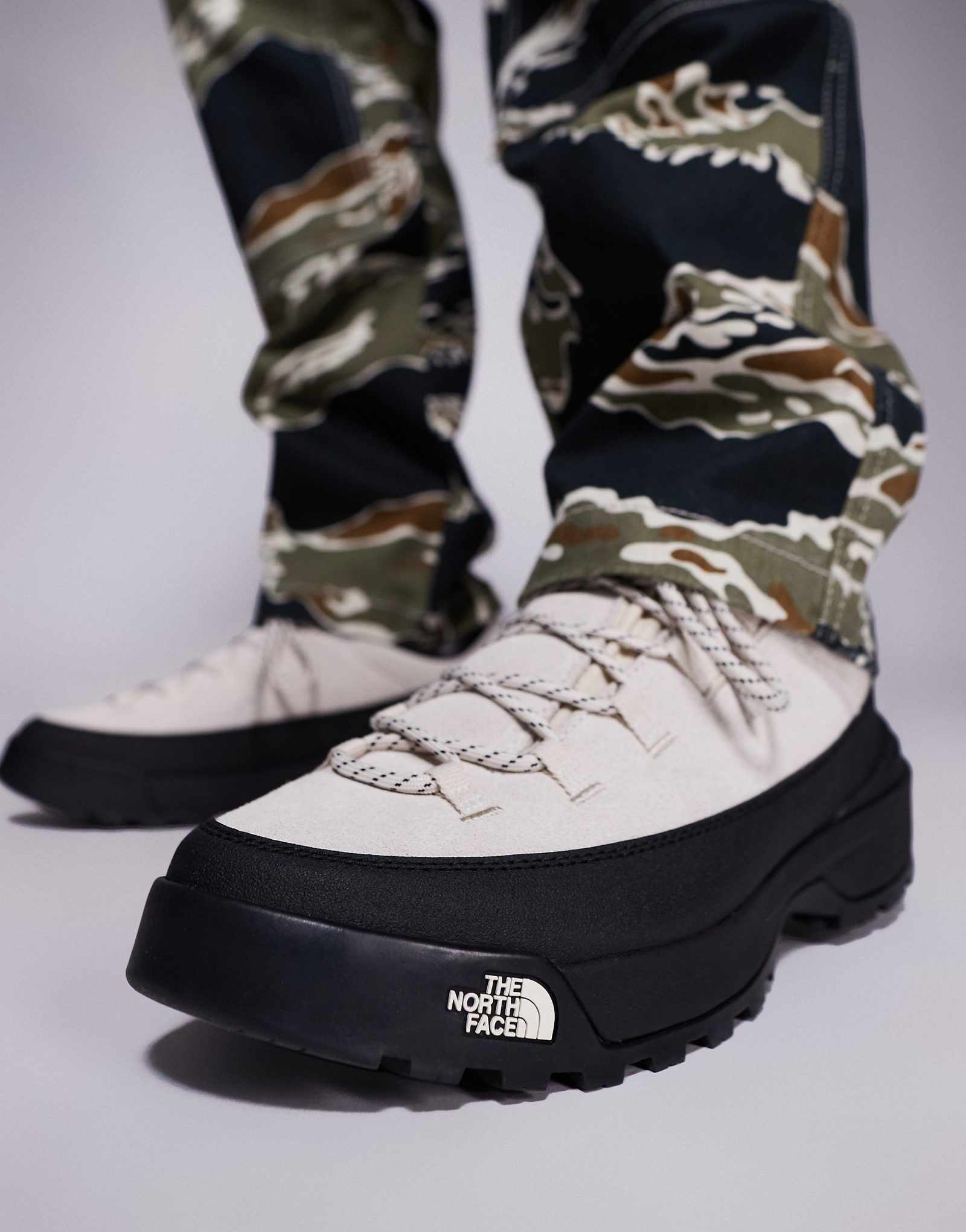 Низкие городские ботинки The North Face Glenclyffe белого и черного цветов 29190₽