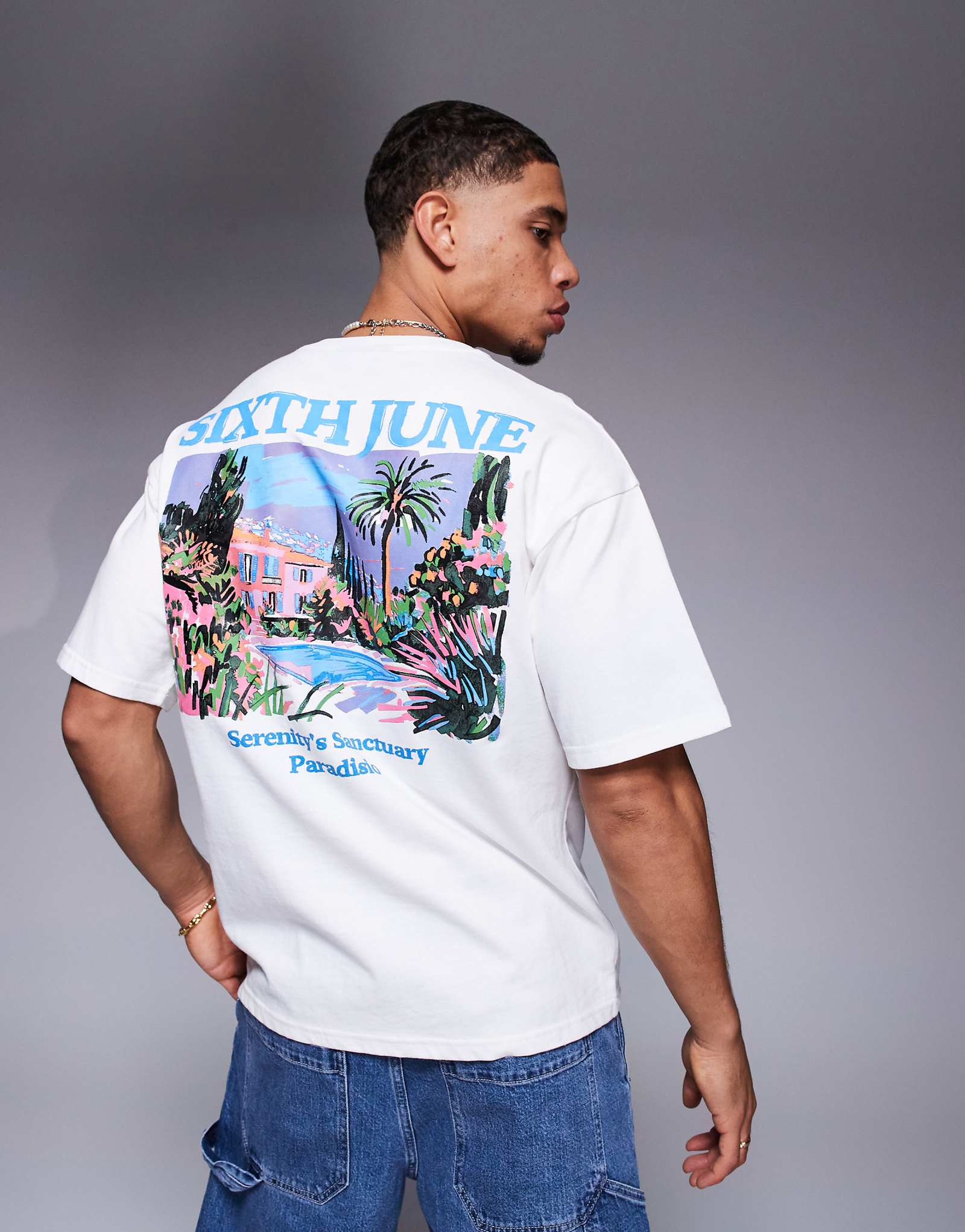 Белая футболка с принтом на спине с мотивом безмятежности шестого июня 10090₽