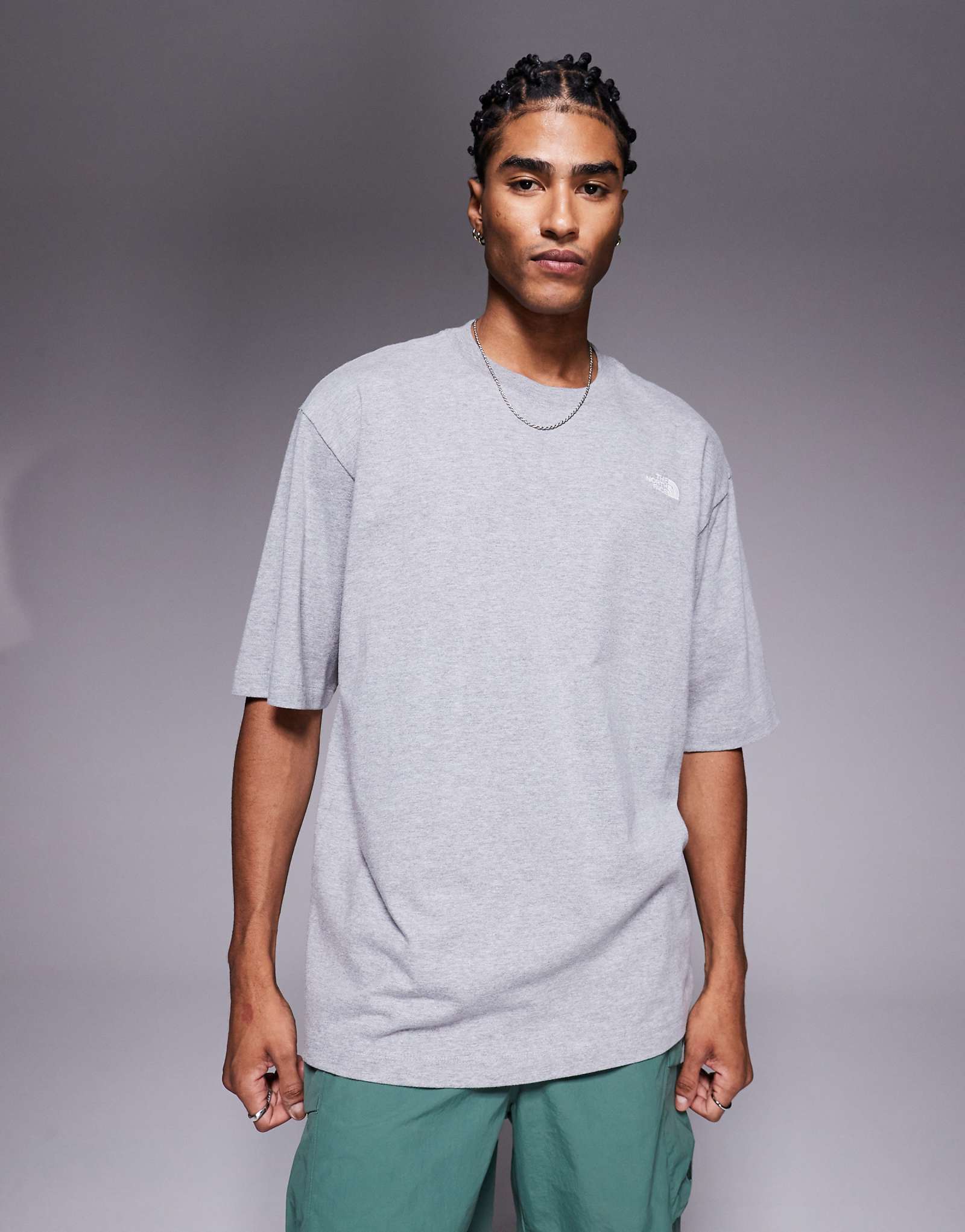 Серая футболка большого размера The North Face Essential с коротким рукавом 5590₽