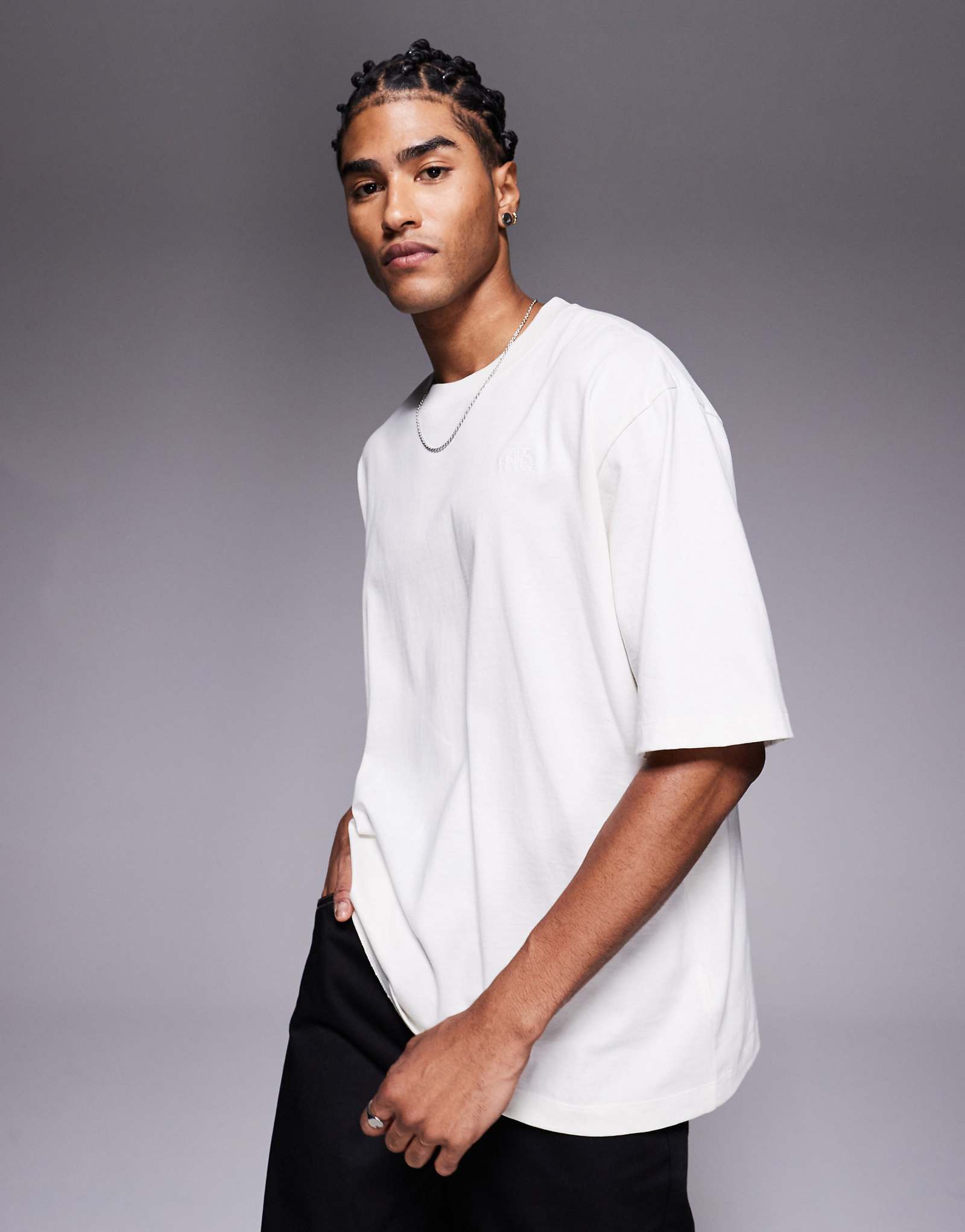 Белая футболка с коротким рукавом The North Face Essential оверсайз 6490₽